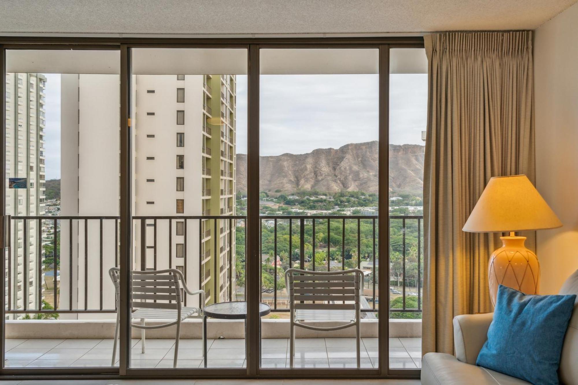 Apartment 23rd Floor Waikiki Banyan - Only One Block From Beach!