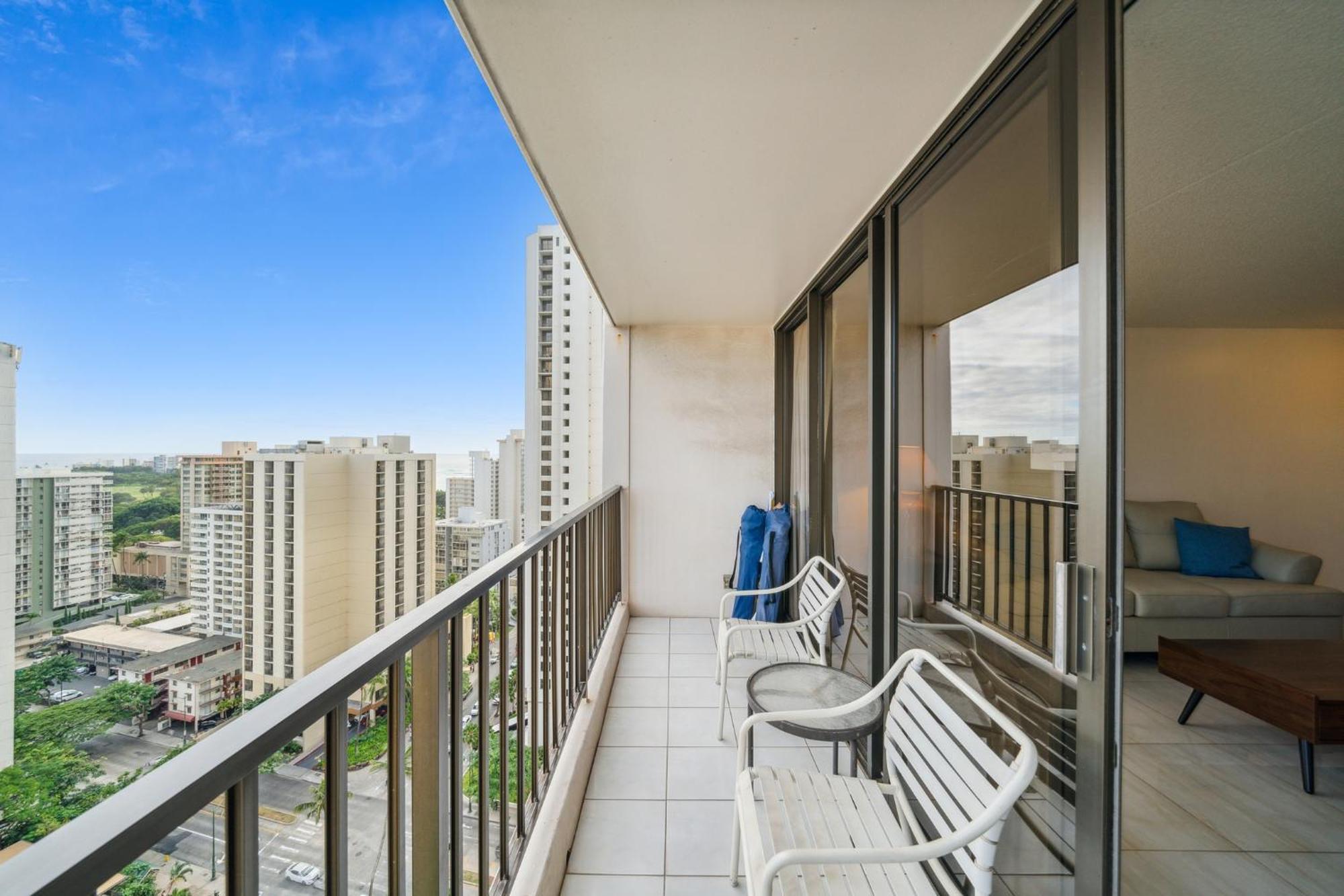 23rd Floor Waikiki Banyan - Only One Block From Beach! Apartment