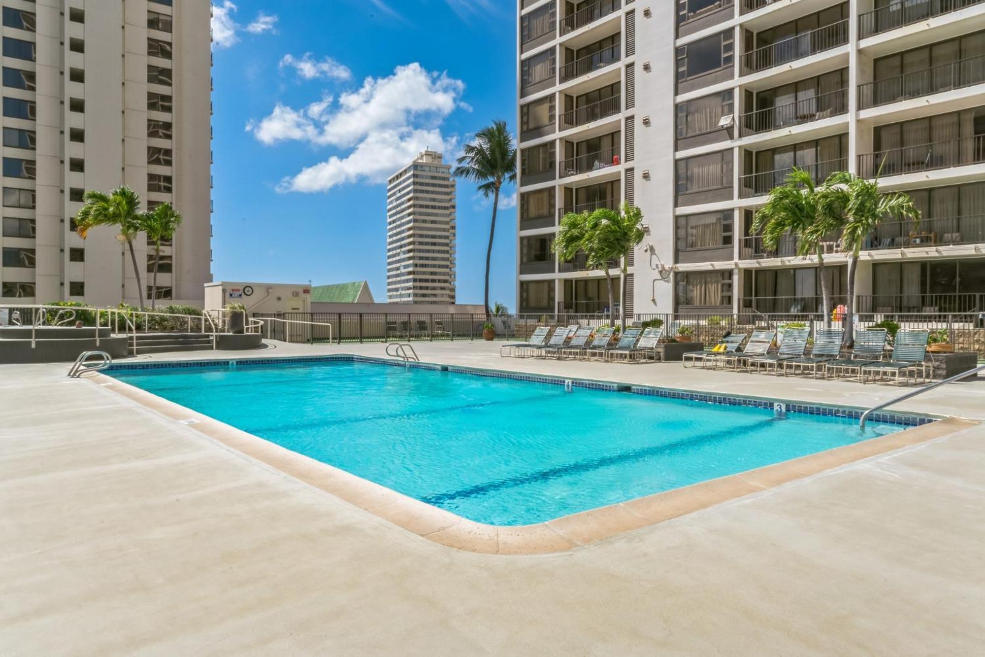 23rd Floor Waikiki Banyan - Only One Block From Beach! Honolulu