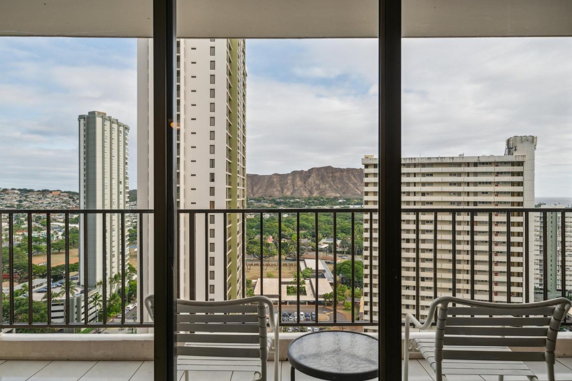 23rd Floor Waikiki Banyan - Only One Block From Beach!