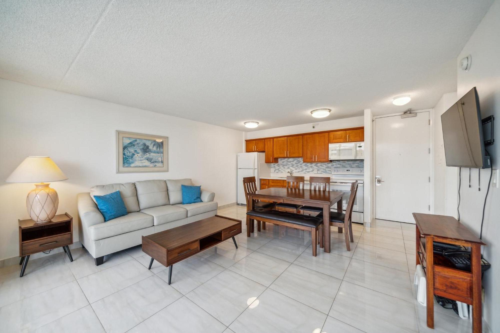 23rd Floor Waikiki Banyan - Only One Block From Beach! Honolulu