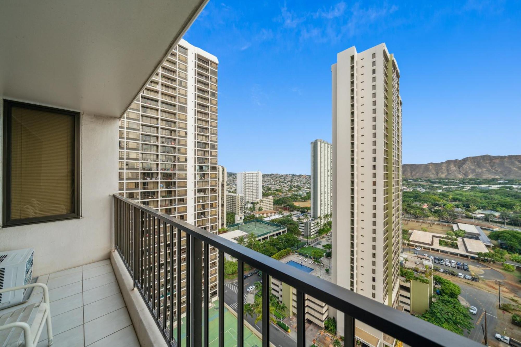23rd Floor Waikiki Banyan - Only One Block From Beach! * Honolulu