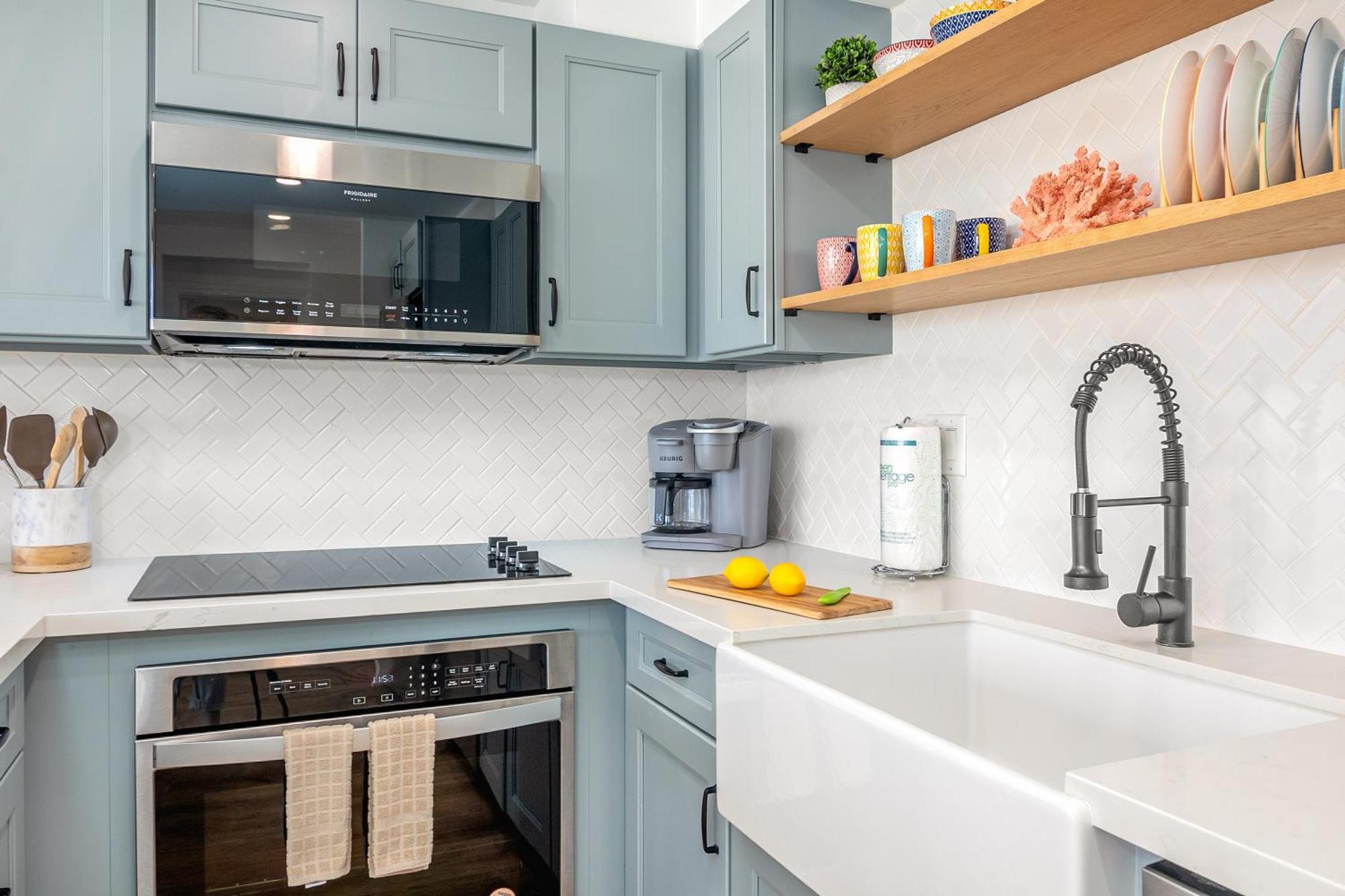 Deluxe 34fl Ocean View, One Block To Waikiki