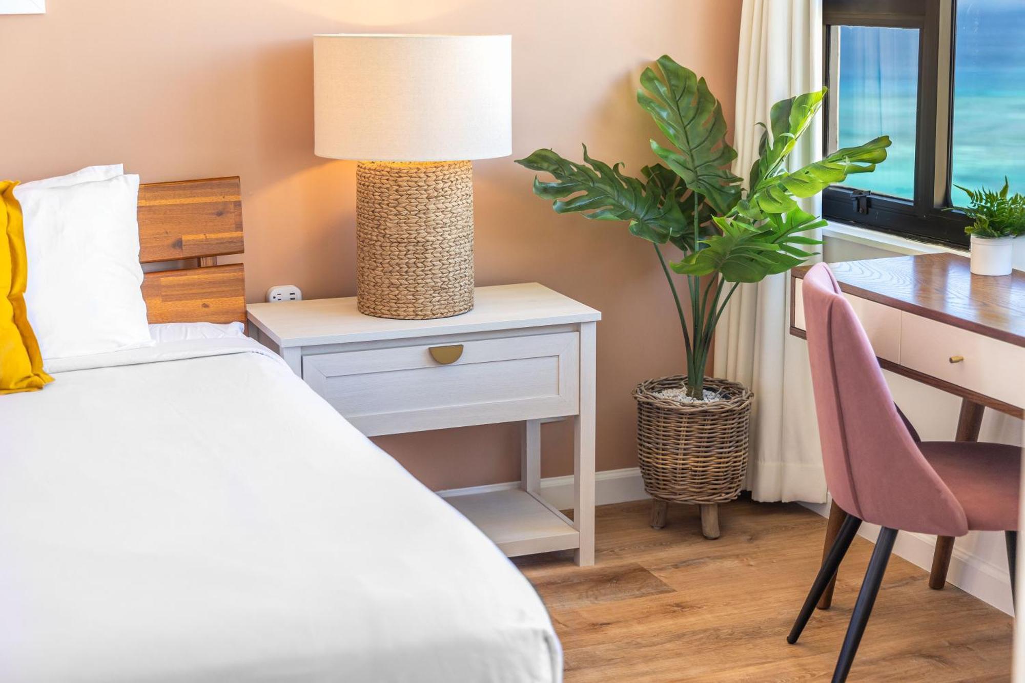 Deluxe 34fl Ocean View, One Block To Waikiki Apartment