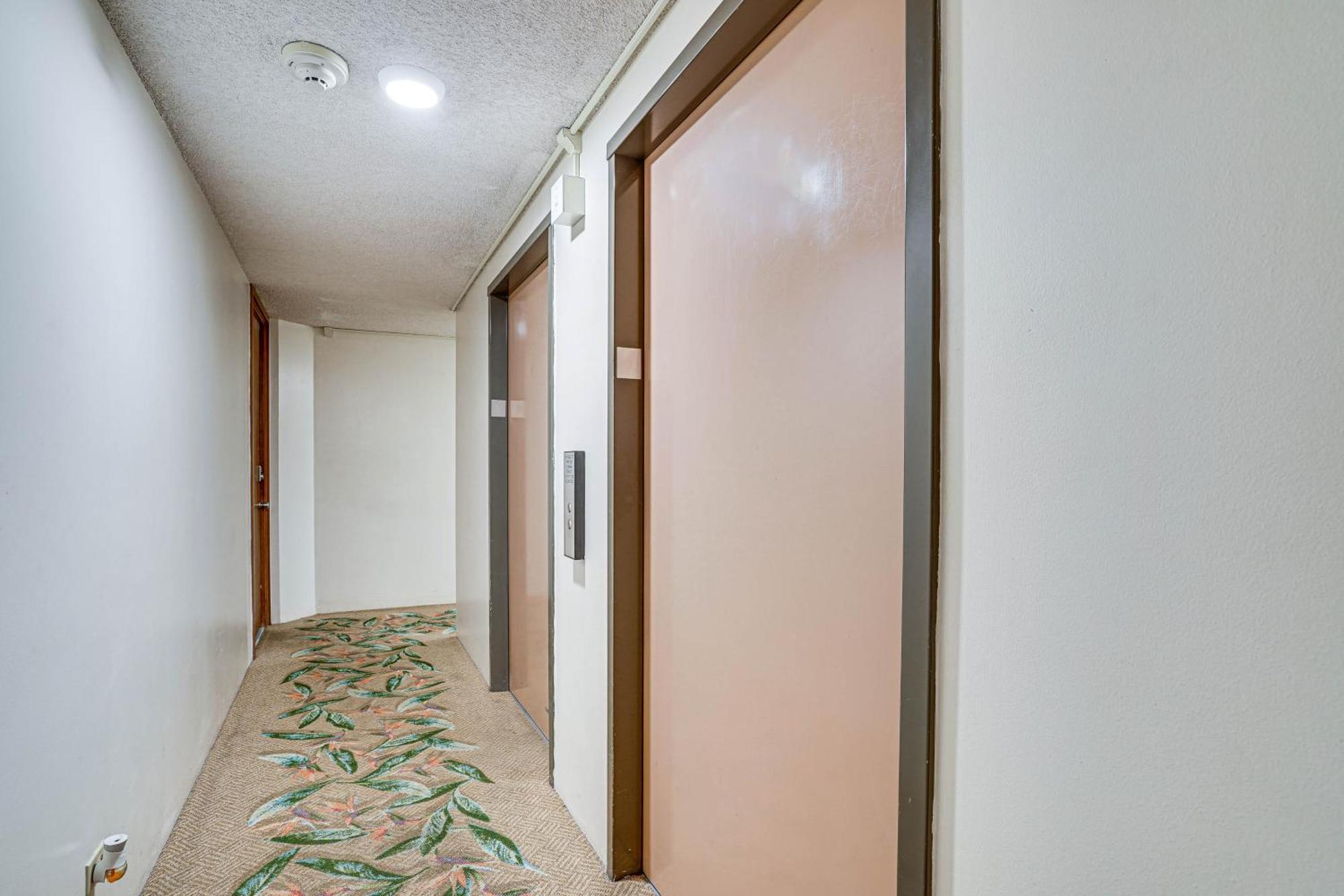 Apartment With Balcony Walk To Waikiki Beach! *