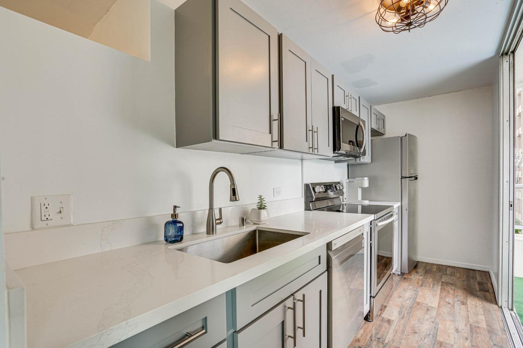 With Balcony Walk To Waikiki Beach! Apartment