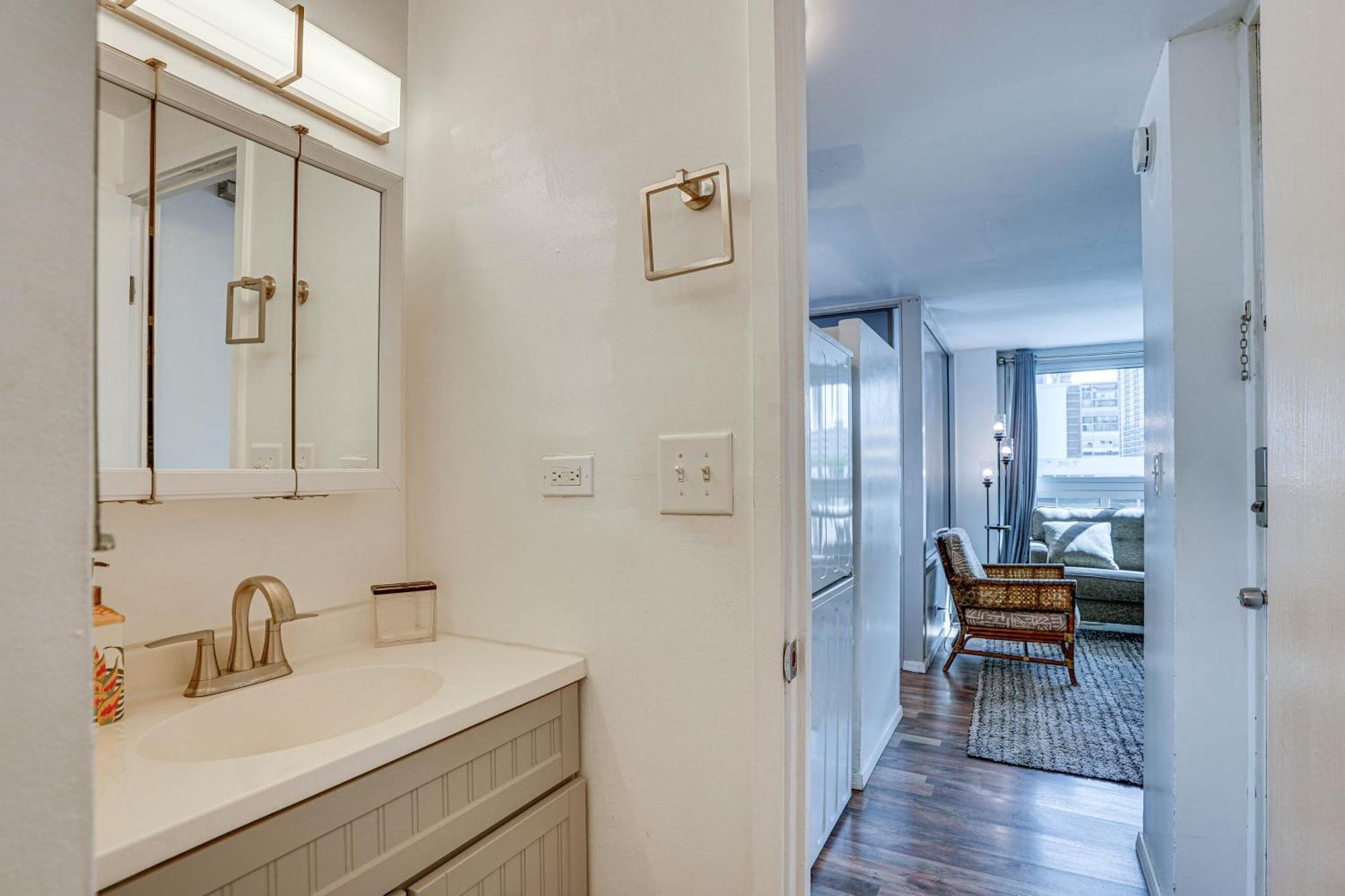 With Balcony Walk To Waikiki Beach! Apartment