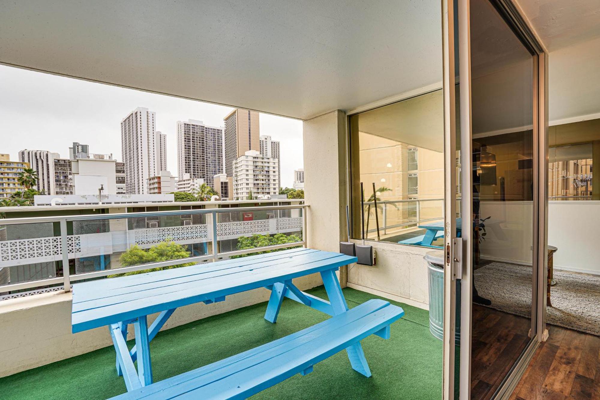 With Balcony Walk To Waikiki Beach! Apartment *