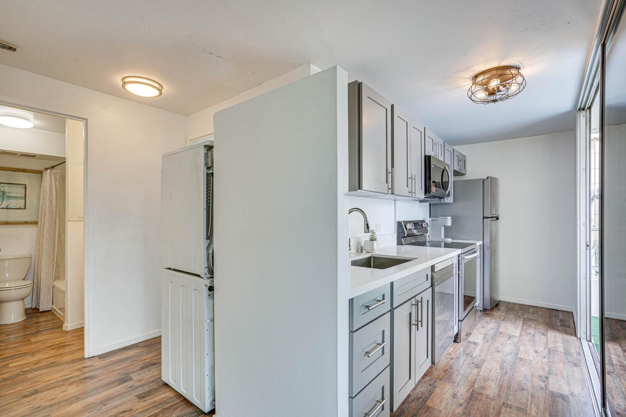 Apartment With Balcony Walk To Waikiki Beach!