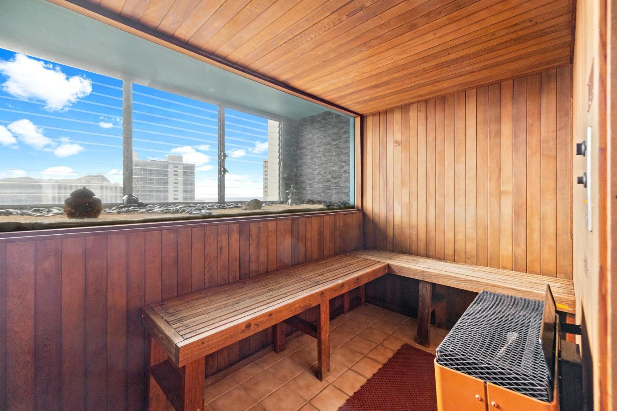 Apartment 1br With Great Views, 3 Mins To Waikiki Beach! *