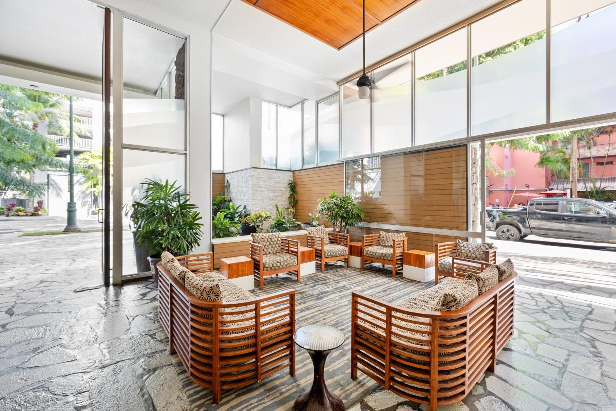 1br With Great Views, 3 Mins To Waikiki Beach!