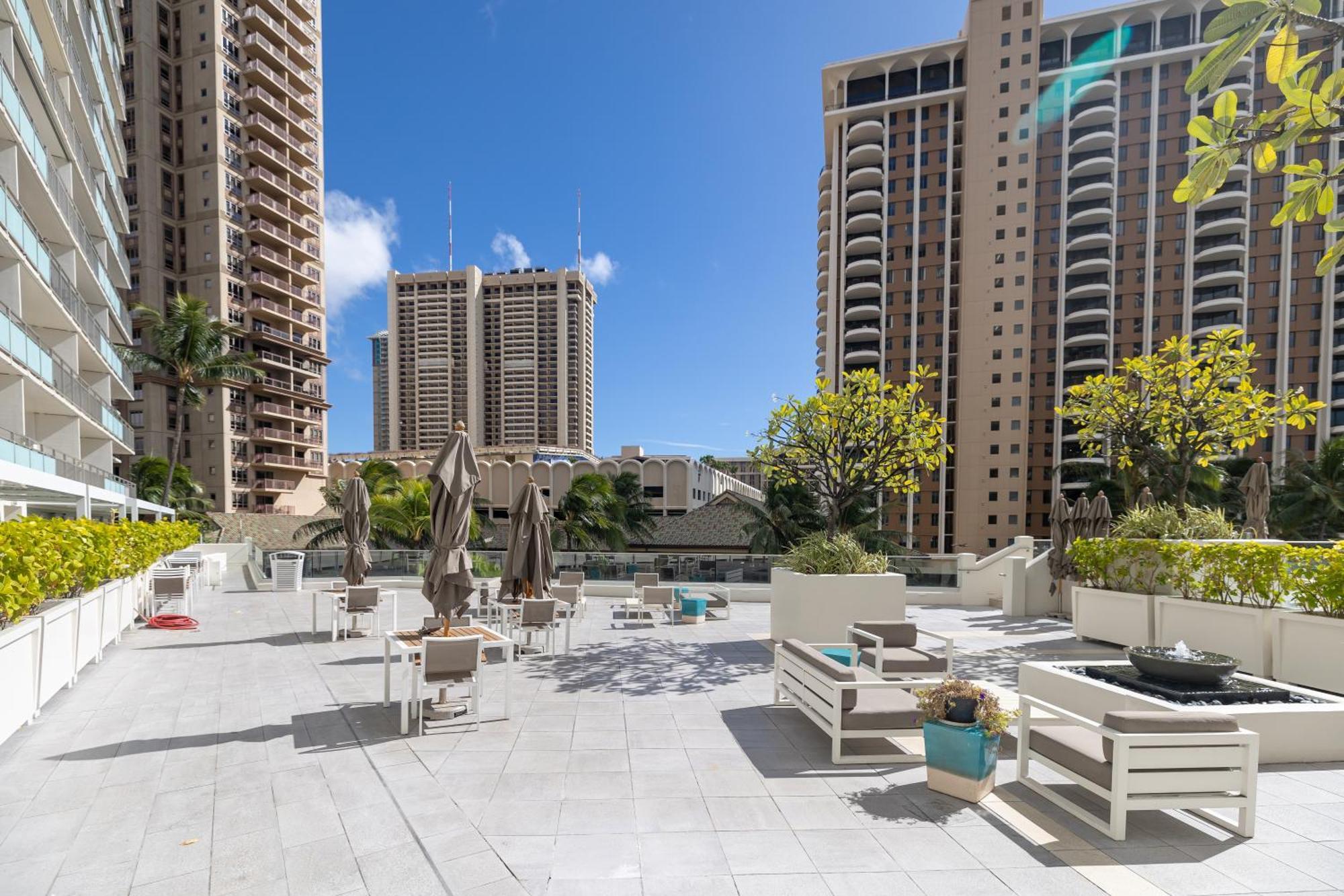 Upscale 2br & 2ba Ocean View In Waikiki With Parking!