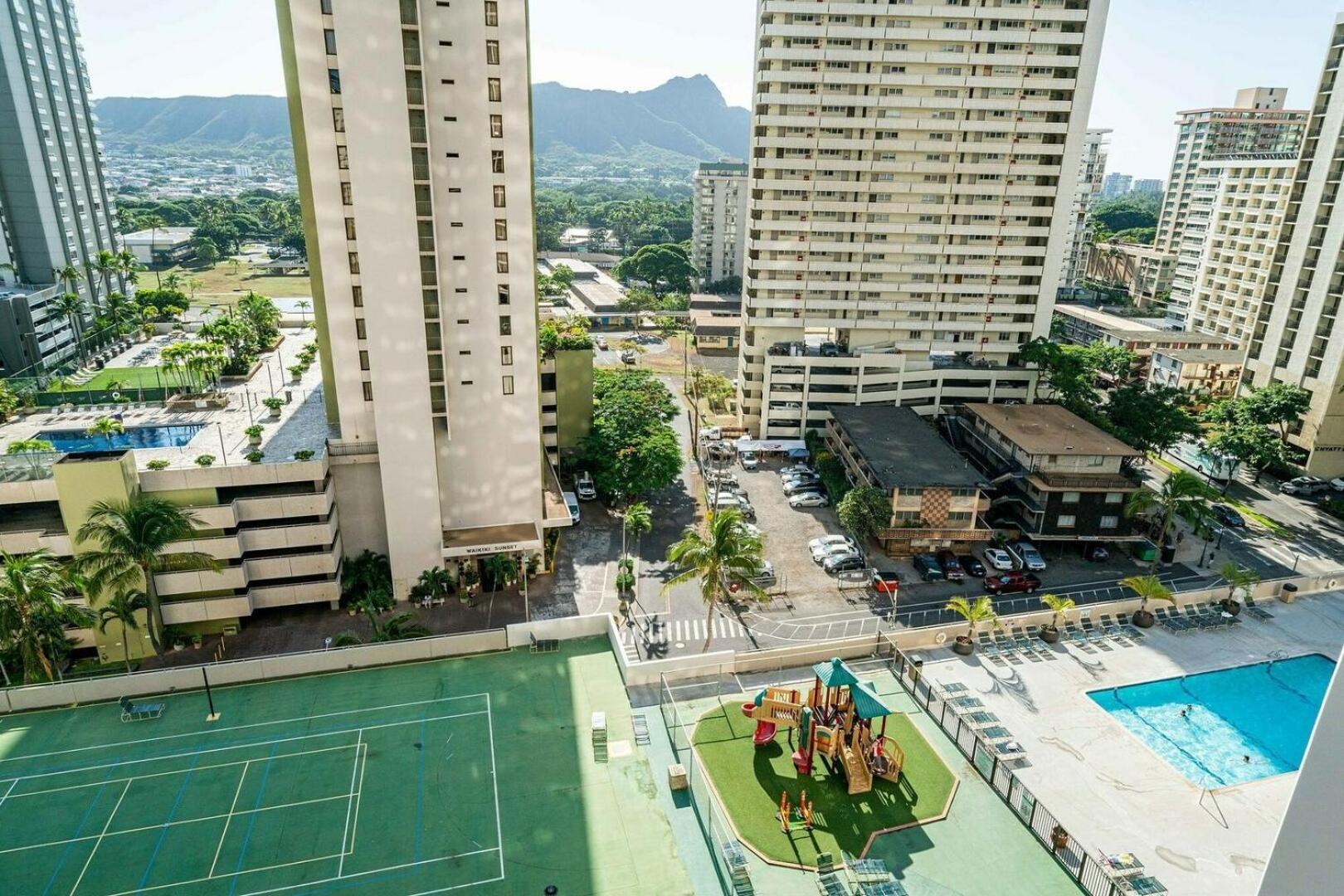 Apartment Spacious 14th Floor Corner Suite, Partial Diamond Head And Ocean Views, Free Parking!