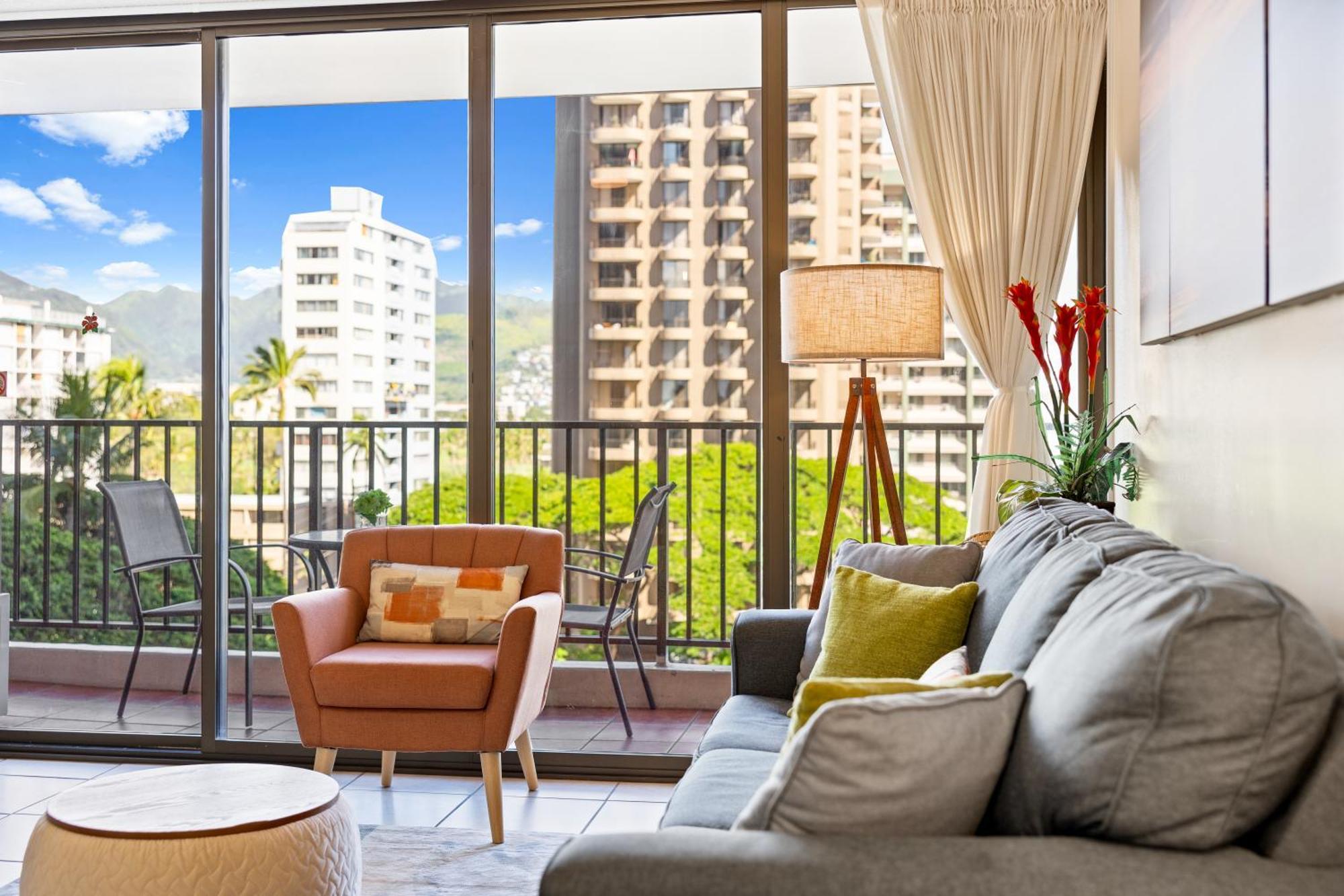 Cozy Waikiki Getaway, Stroll To With Free Parking *