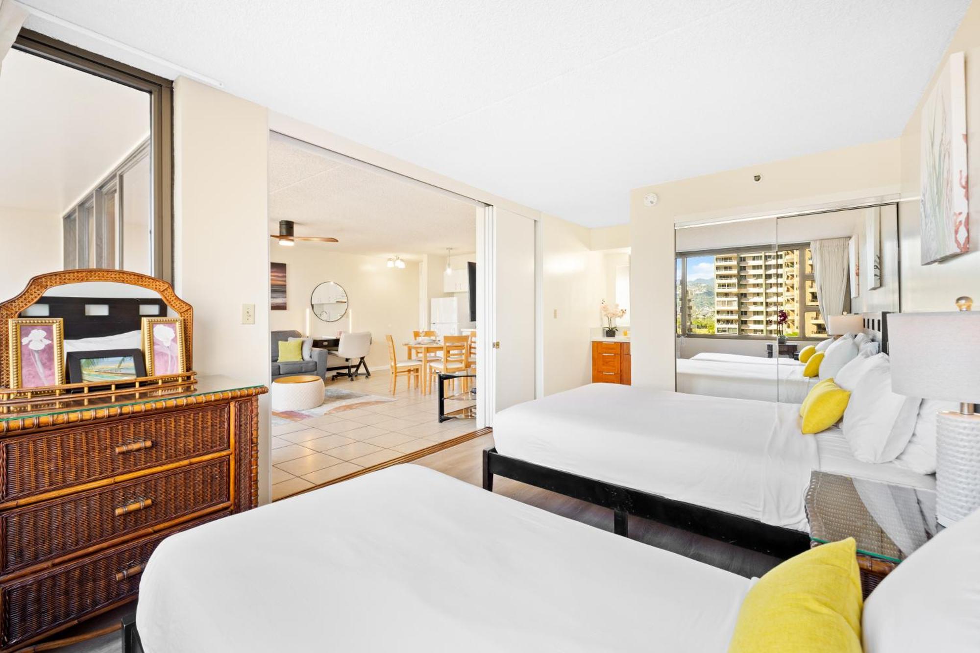 Cozy Waikiki Getaway, Stroll To With Free Parking *