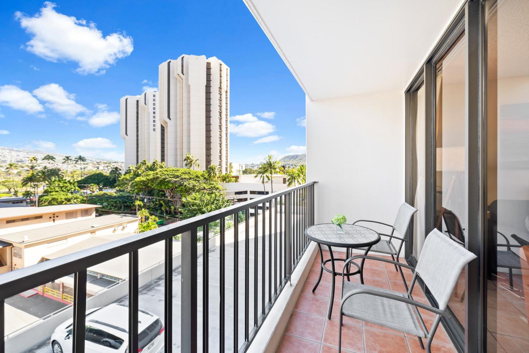 Cozy Waikiki Getaway, Stroll To With Free Parking