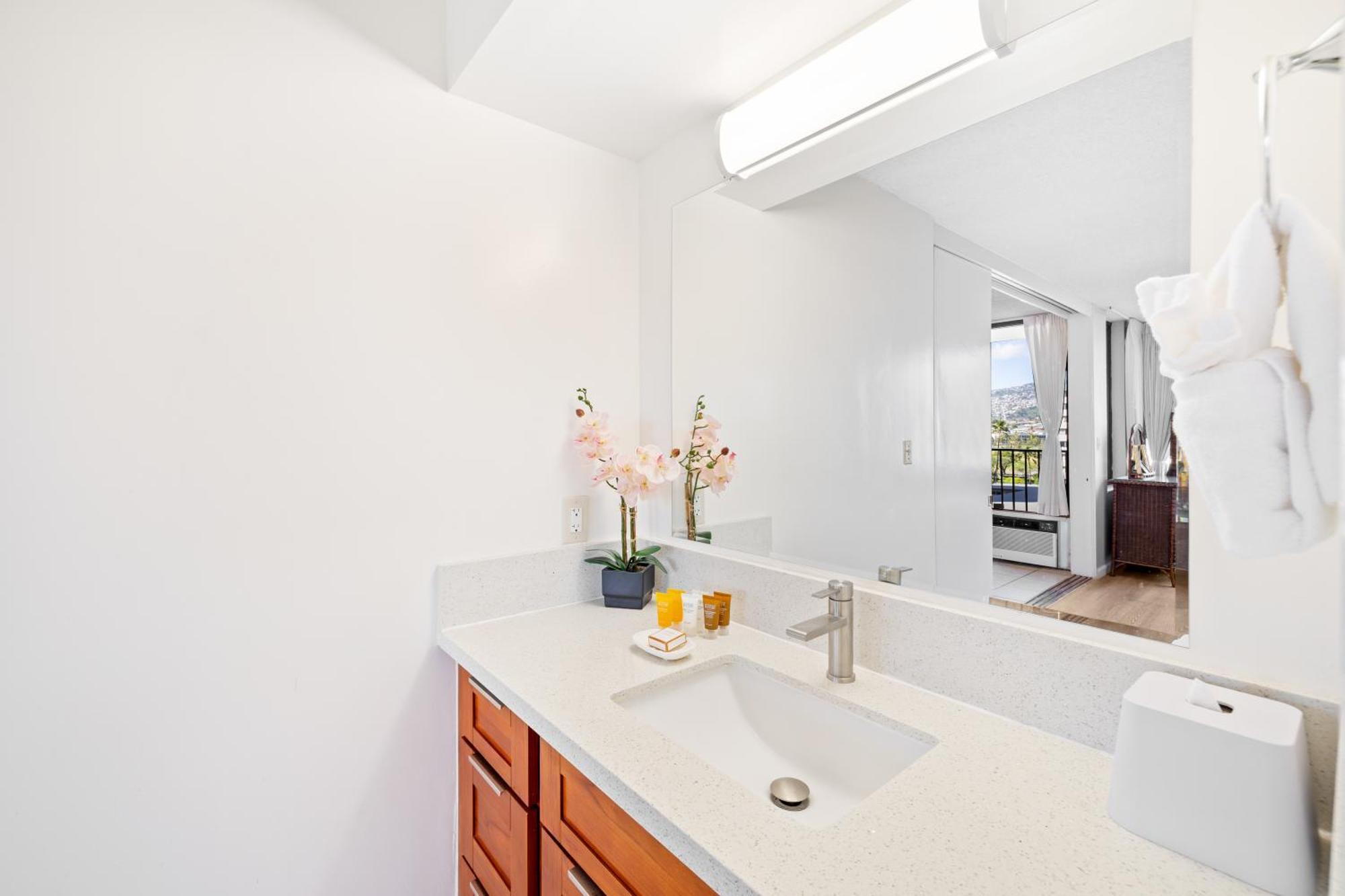 Apartment Cozy Waikiki Getaway, Stroll To With Free Parking