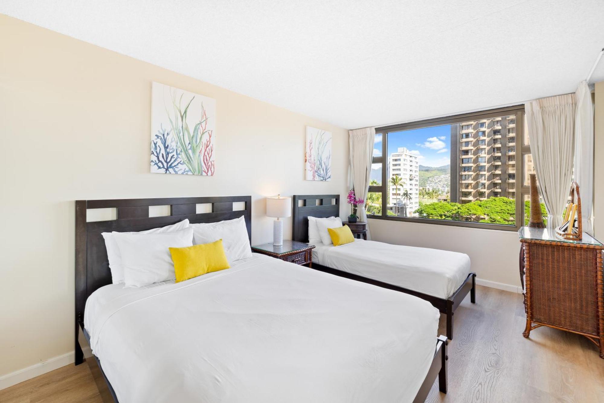 Cozy Waikiki Getaway, Stroll To With Free Parking Apartment *