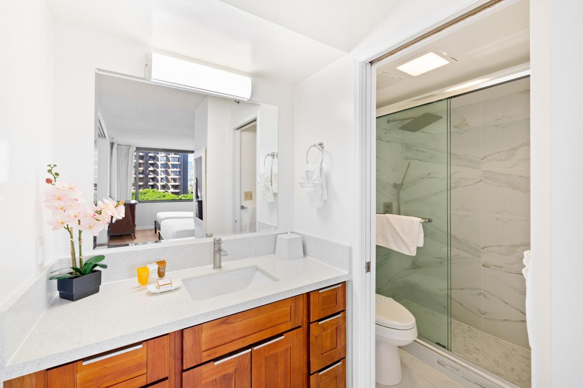Apartment Cozy Waikiki Getaway, Stroll To With Free Parking Honolulu