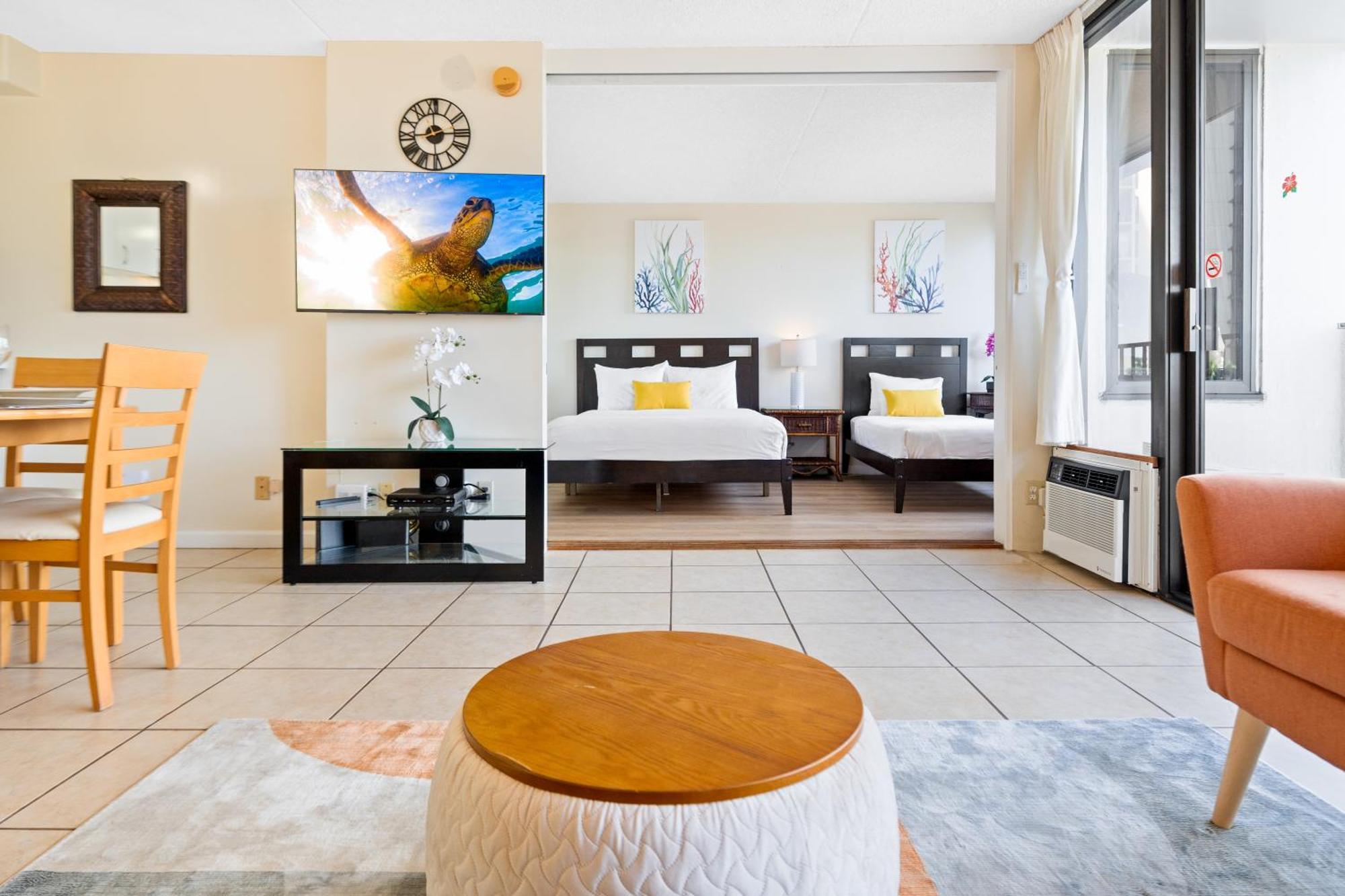 Cozy Waikiki Getaway, Stroll To With Free Parking Apartment *