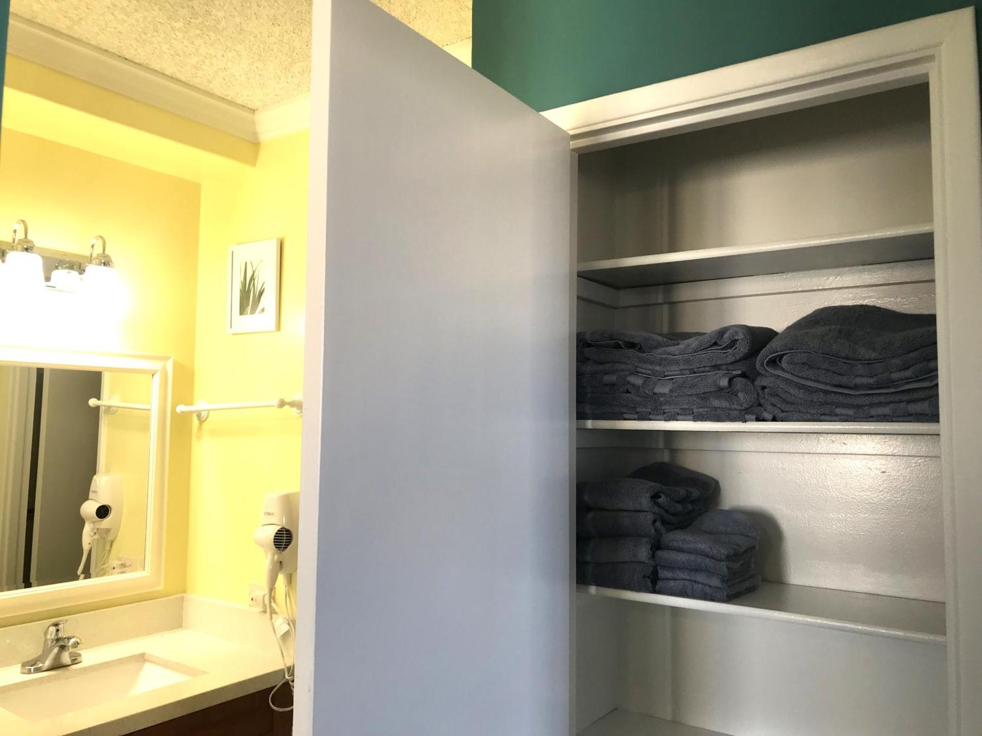Royal Kuhio 1812 - 1br With Partial Ocean View In The Heart Of Waikiki With Free Parking! Honolulu