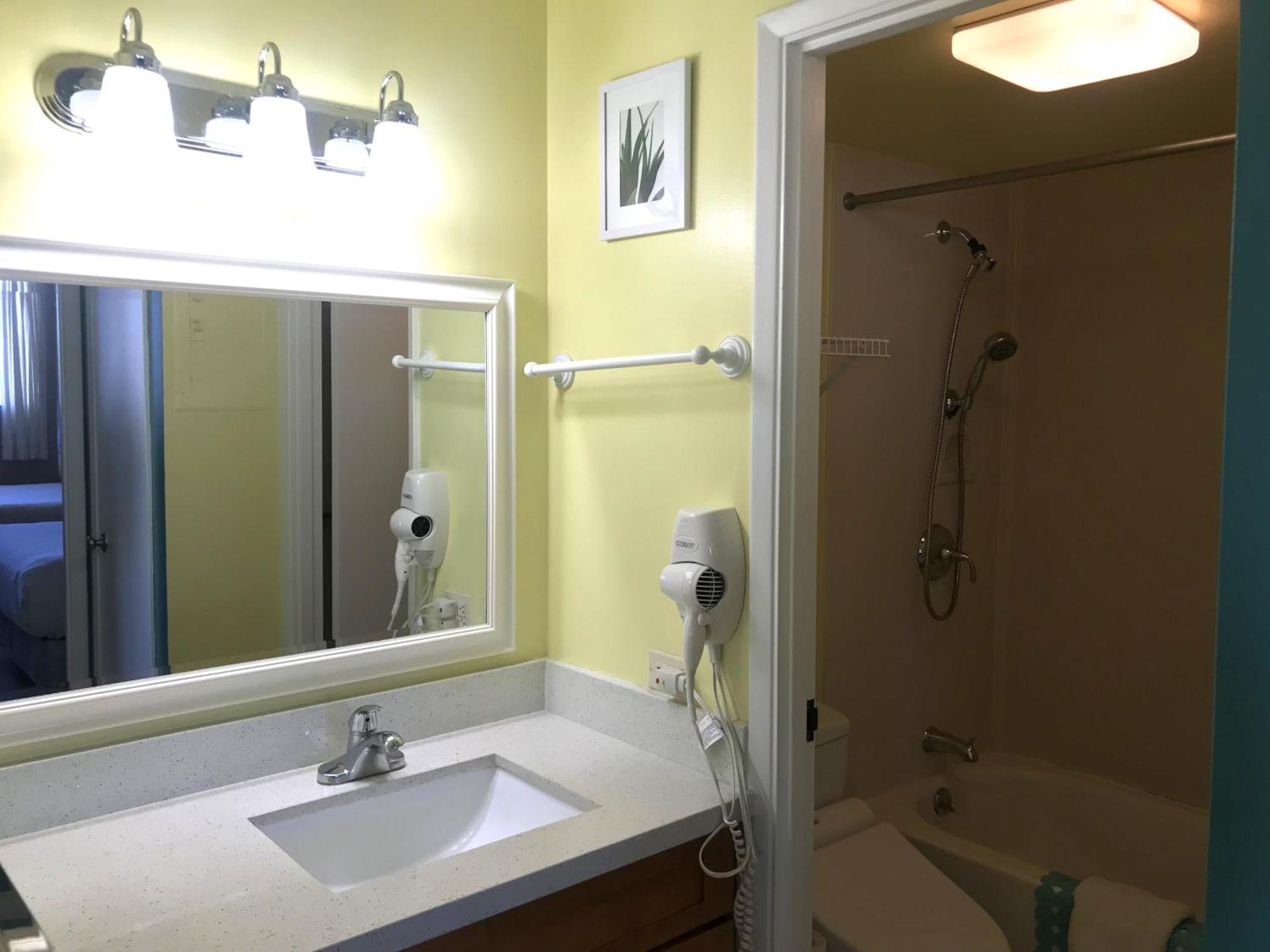 Royal Kuhio 1812 - 1br With Partial Ocean View In The Heart Of Waikiki With Free Parking!