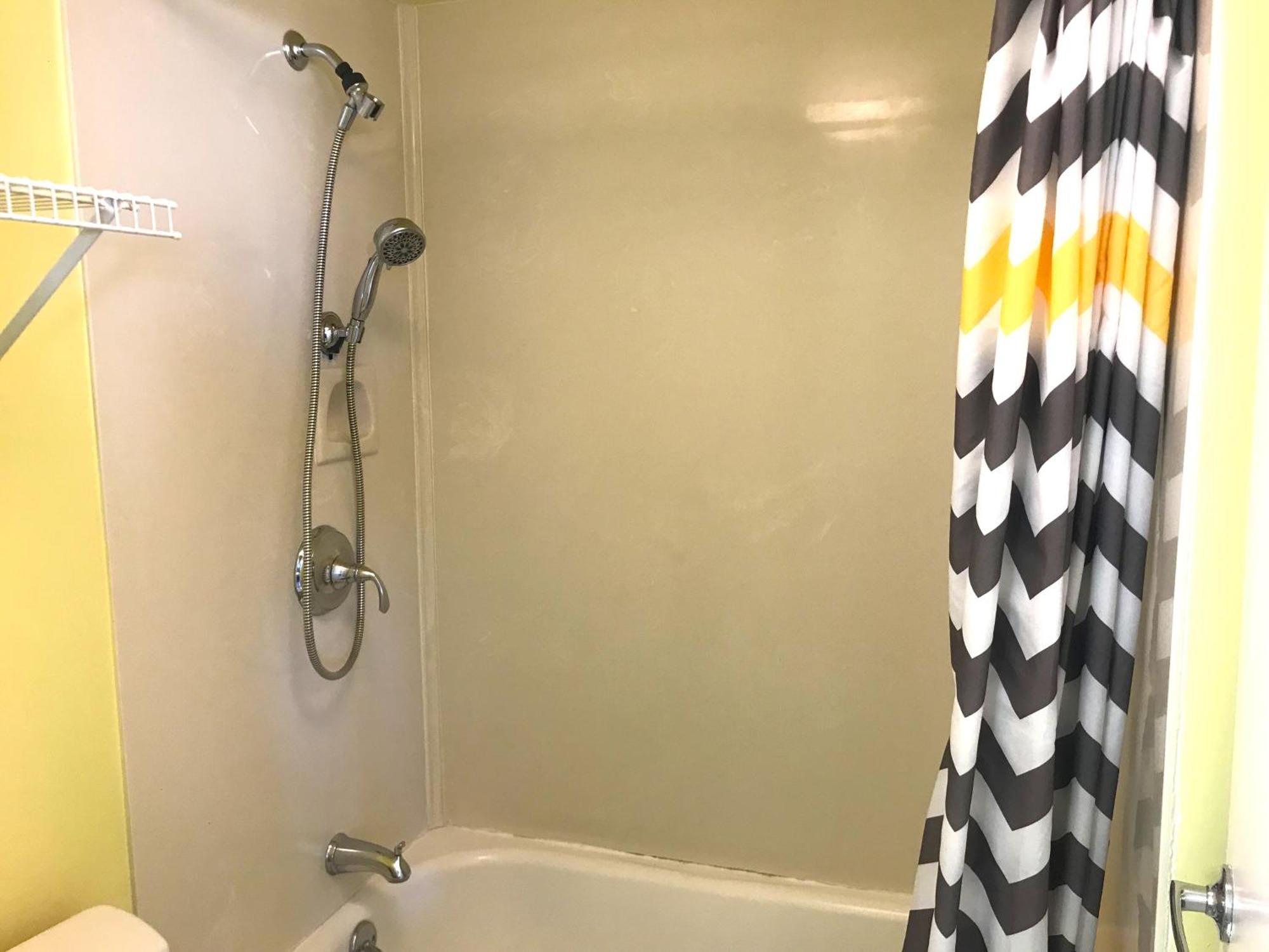 Royal Kuhio 1812 - 1br With Partial Ocean View In The Heart Of Waikiki With Free Parking!