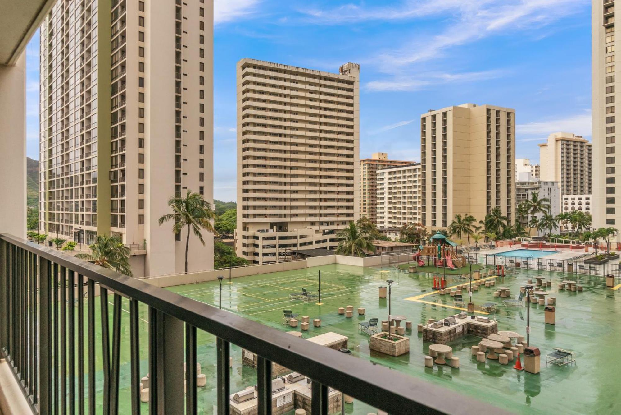 Standard Waikiki Banyan With Mountain View *