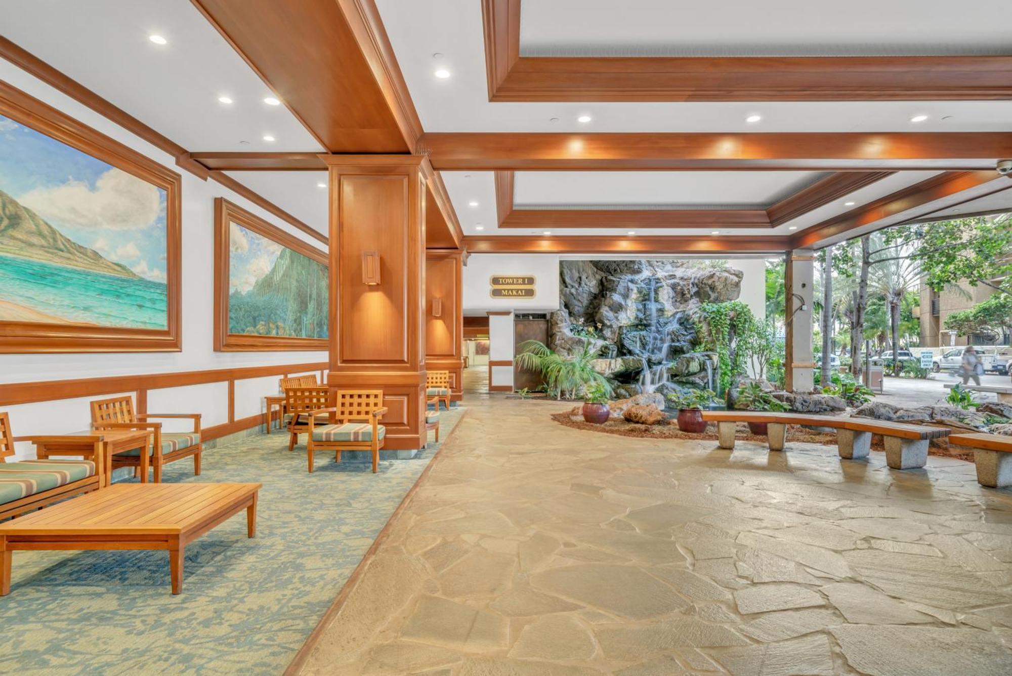 Standard Waikiki Banyan With Mountain View
