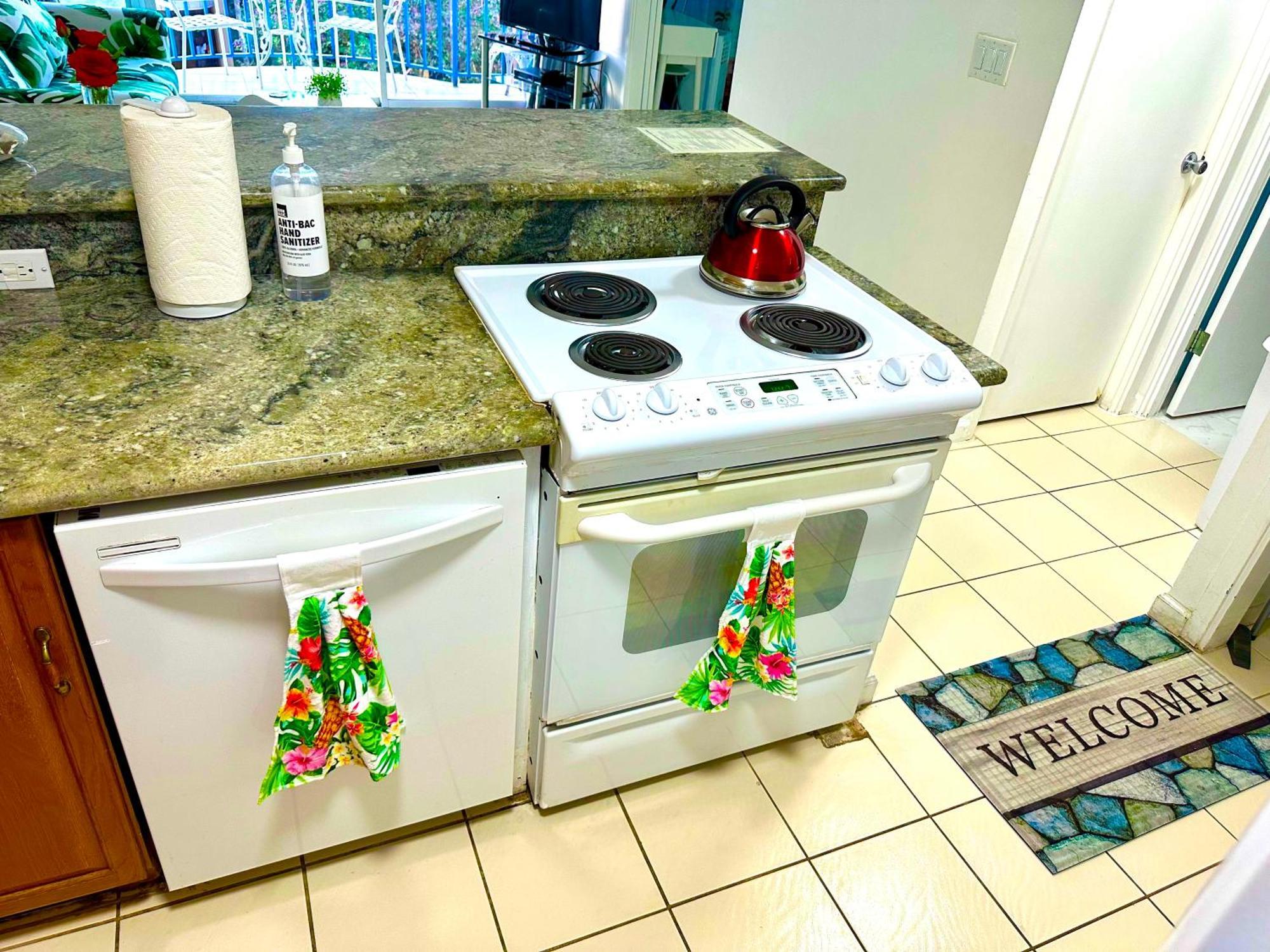 Waikiki 2 Bedrooms, 1 Bath, Free Parking, Sleep 6
