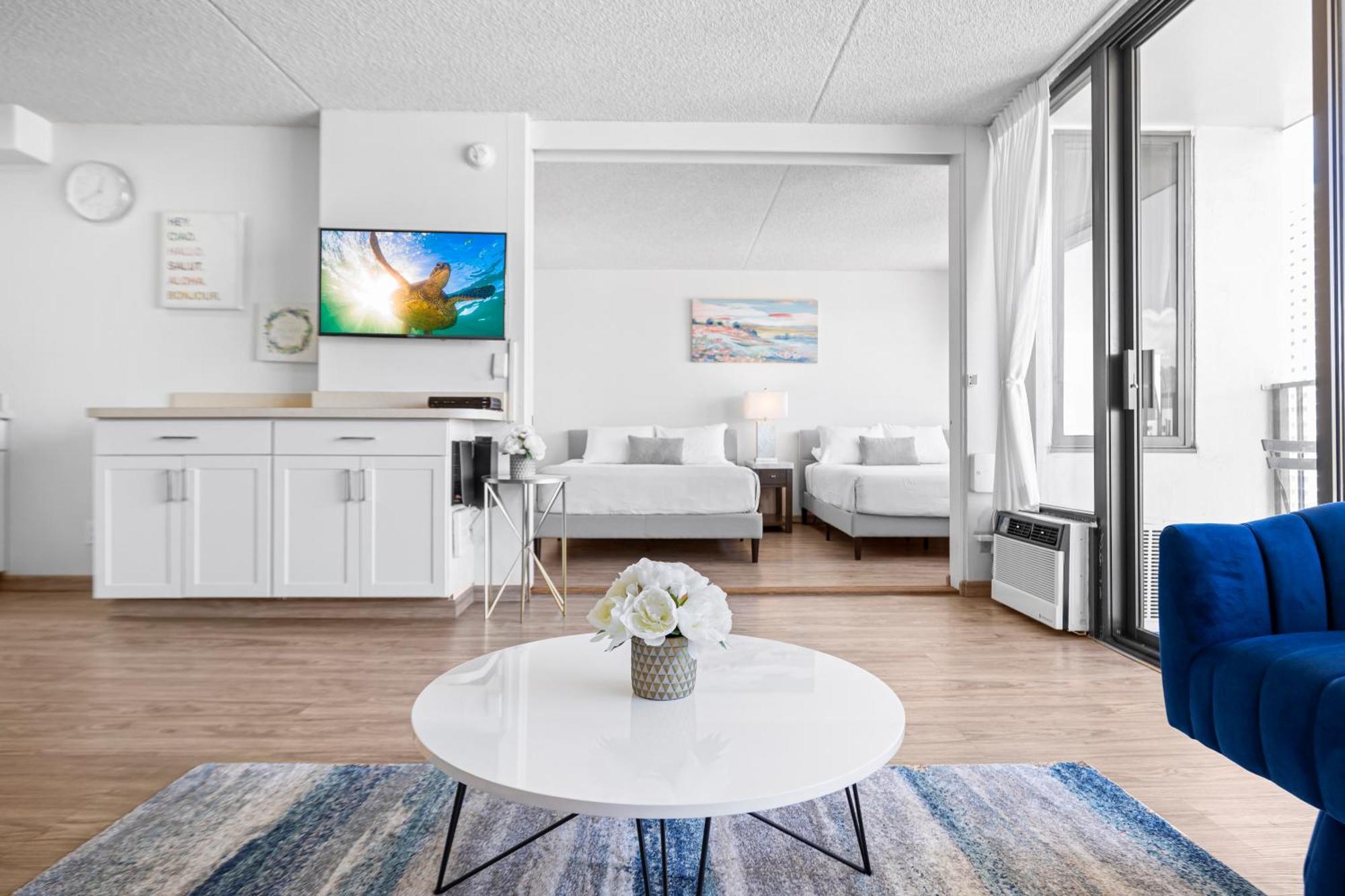 Ocean View Suite, Near Beach & Free Parking! Apartment