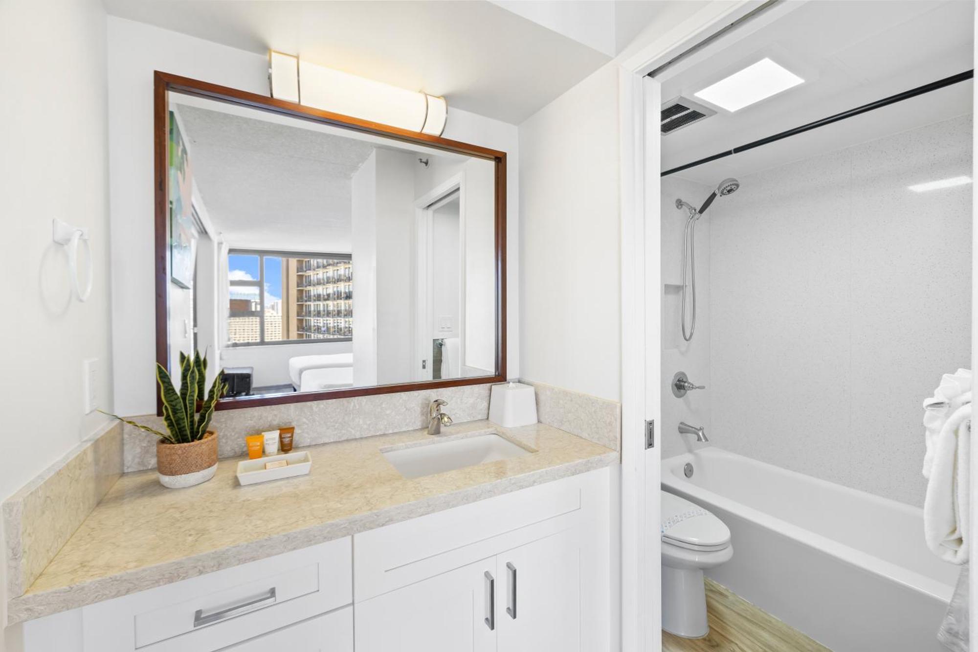 Apartment Ocean View Suite, Near Beach & Free Parking!
