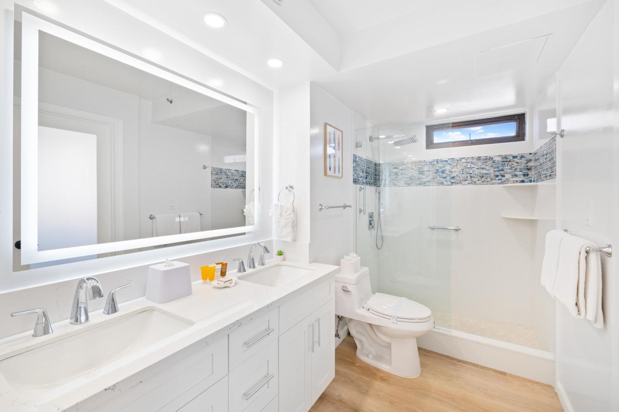 Beautiful Ocean View Condo, Near With Free Parking *