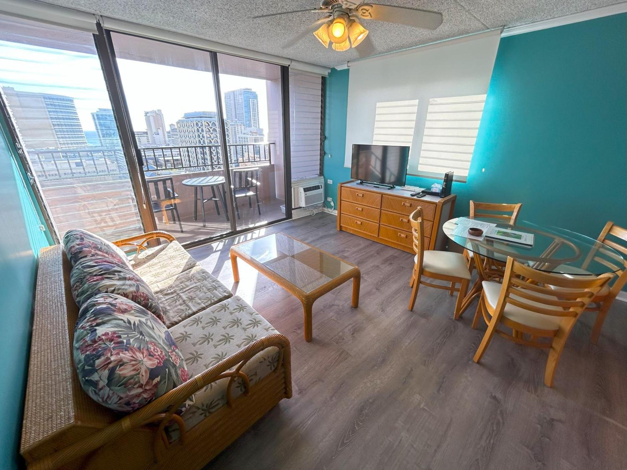 Royal Kuhio 1712 - Spacious Corner Unit With Stunning Ocean Views In The Heart Of Waikiki! Holiday home