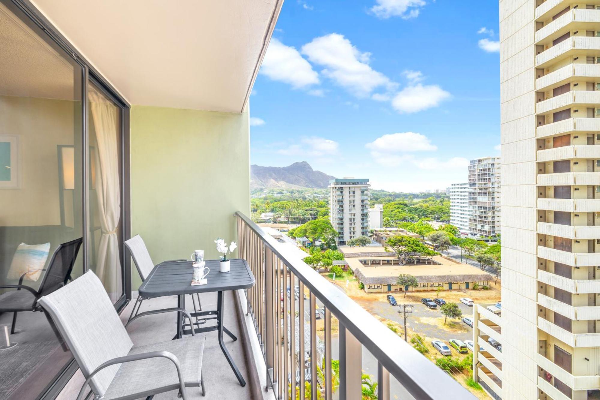 Diamond Head View At Waikiki Sunset With Parking *