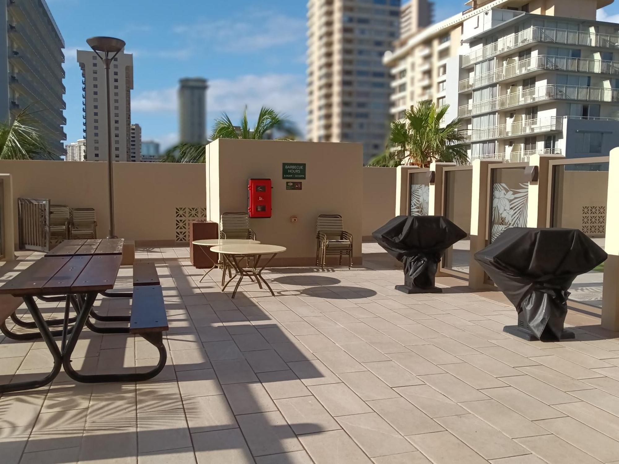 Royal Kuhio 1705 - Spacious Corner Unit With Stunning Mountain Views In The Heart Of Waikiki! *