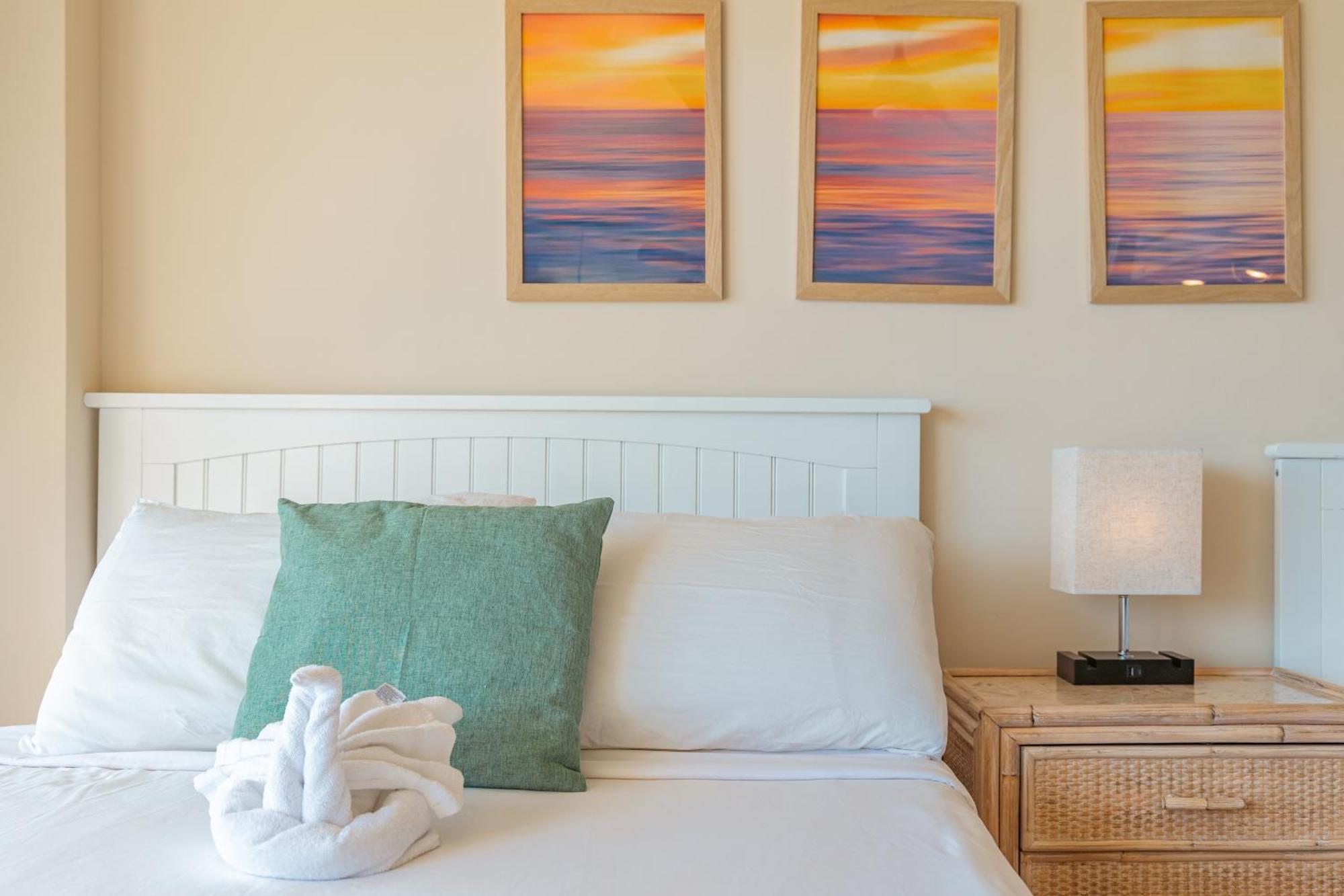 Apartment Upscale 2br & 2ba Ocean View In Waikiki With Parking! Honolulu