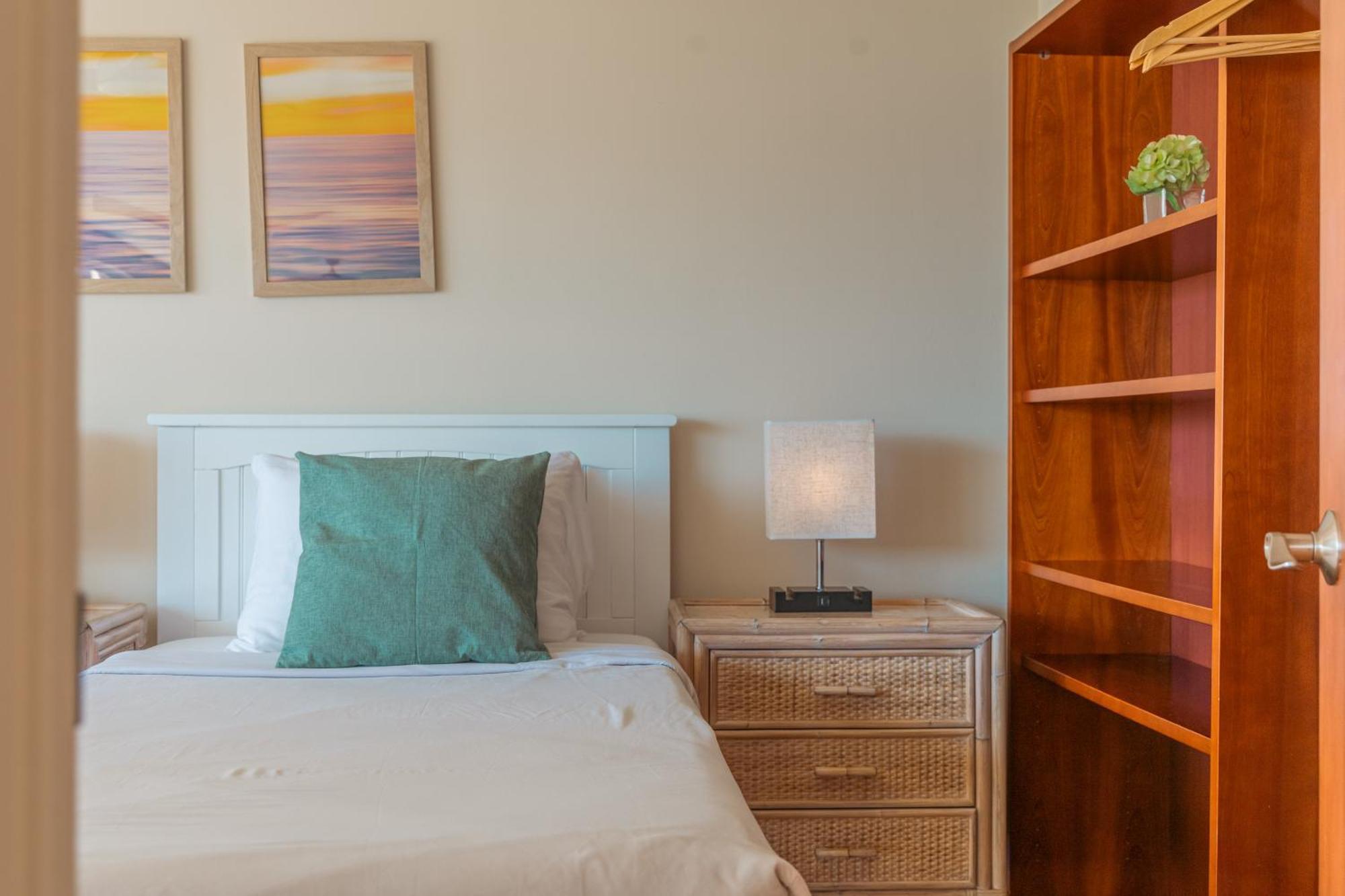 Apartment Upscale 2br & 2ba Ocean View In Waikiki With Parking! *