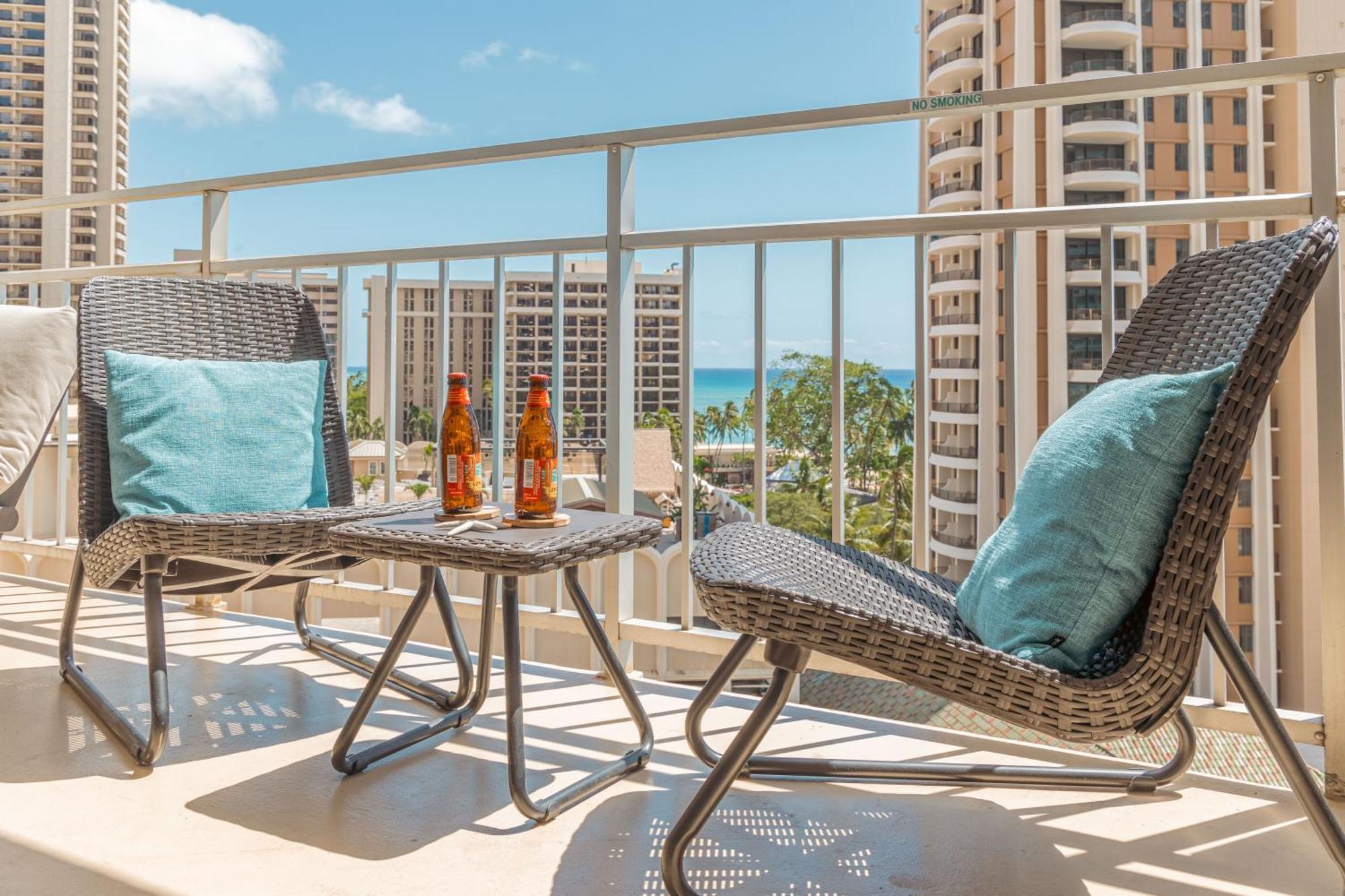 Apartment Upscale 2br & 2ba Ocean View In Waikiki With Parking! Honolulu