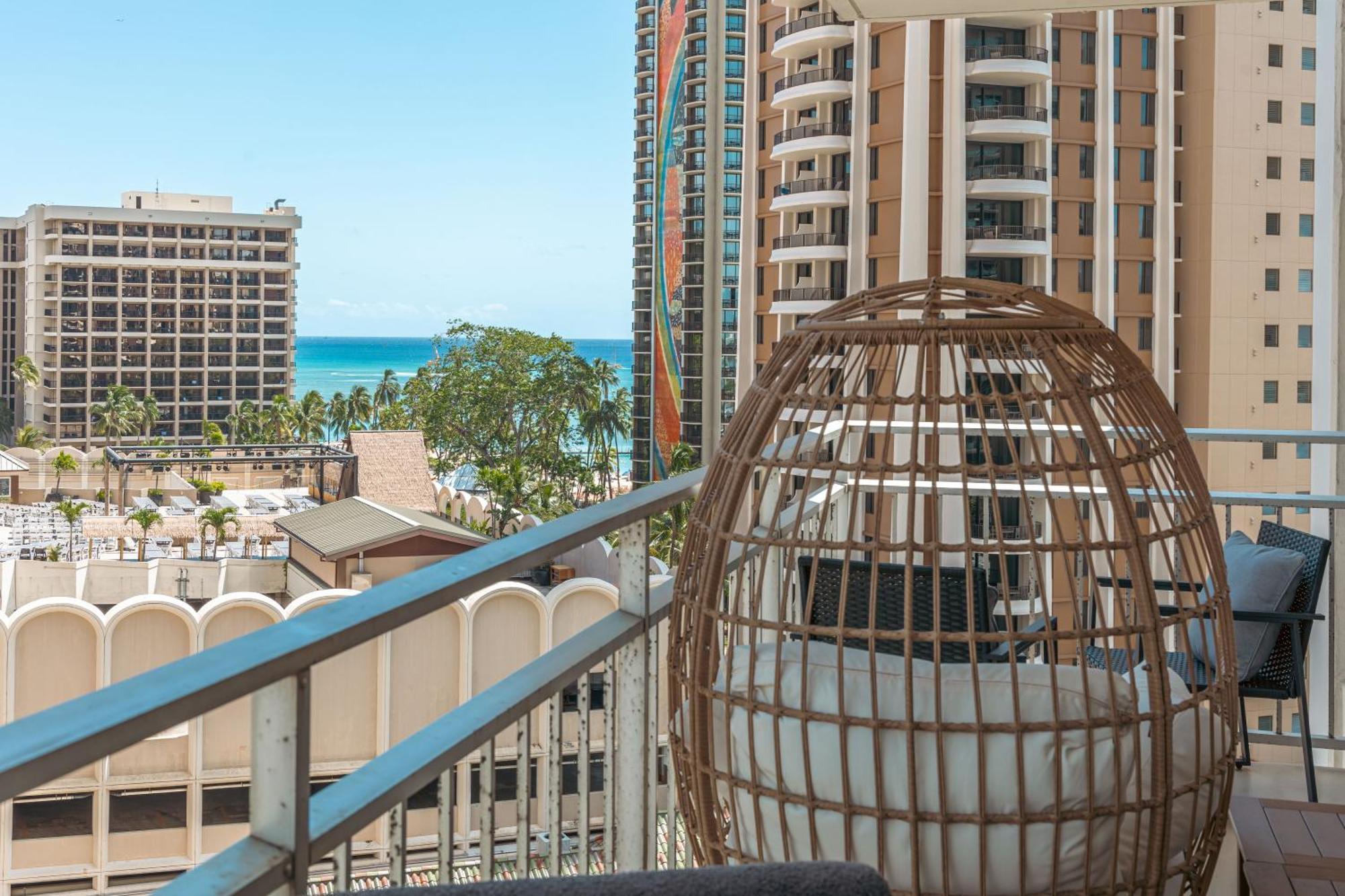 Upscale 2br & 2ba Ocean View In Waikiki With Parking! Apartment Honolulu