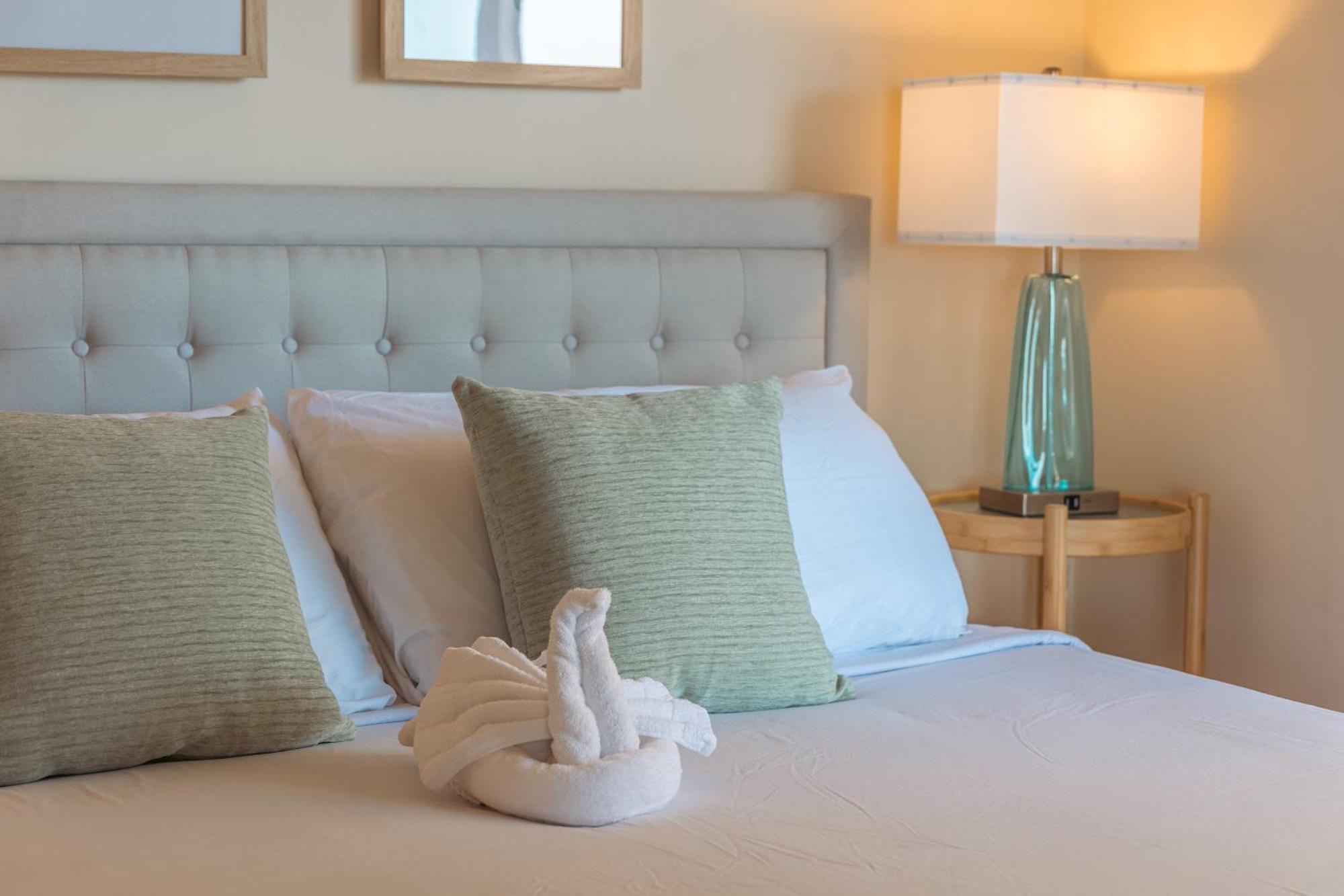 Upscale 2br & 2ba Ocean View In Waikiki With Parking! Apartment