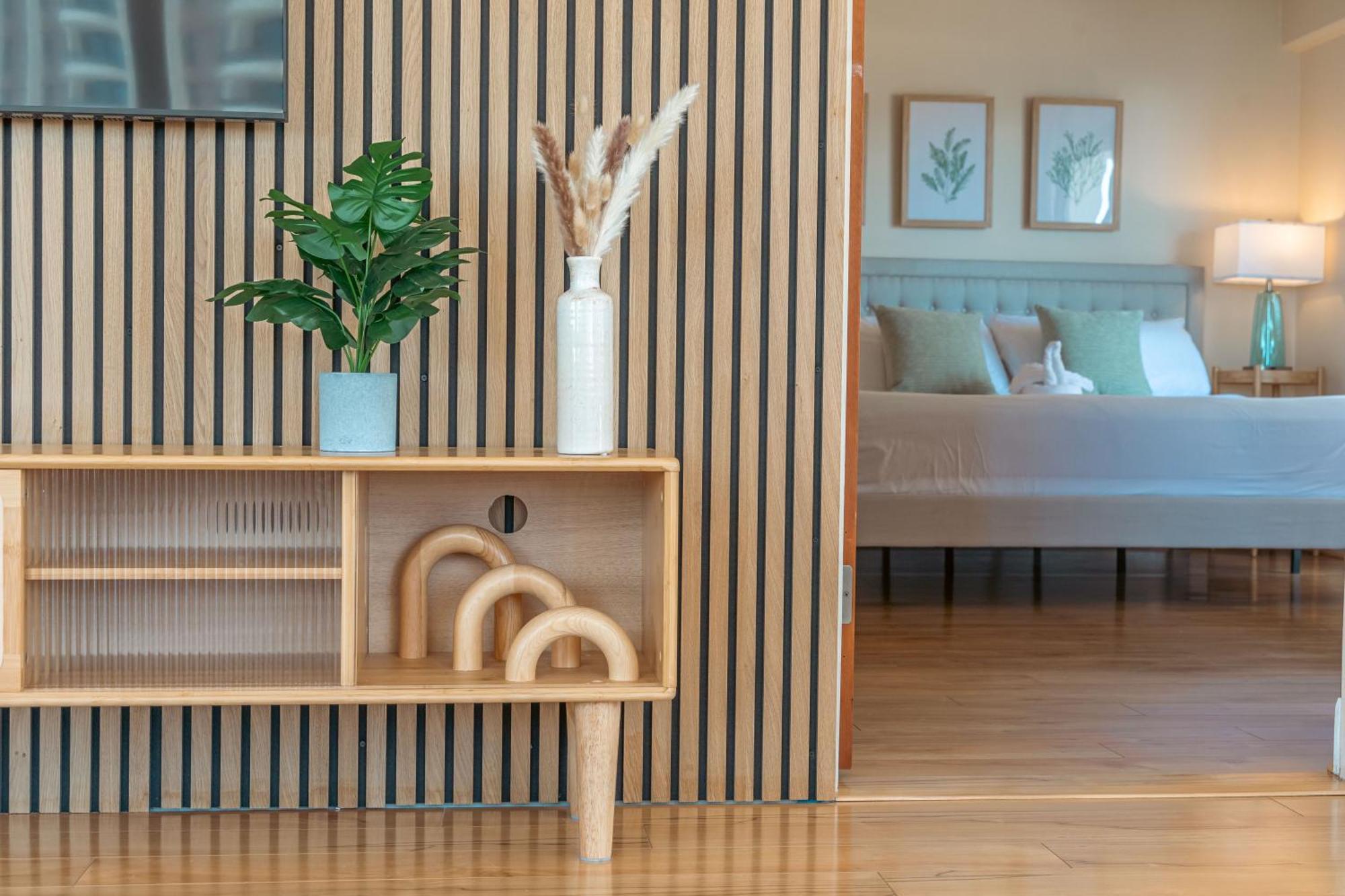 Apartment Upscale 2br & 2ba Ocean View In Waikiki With Parking! *