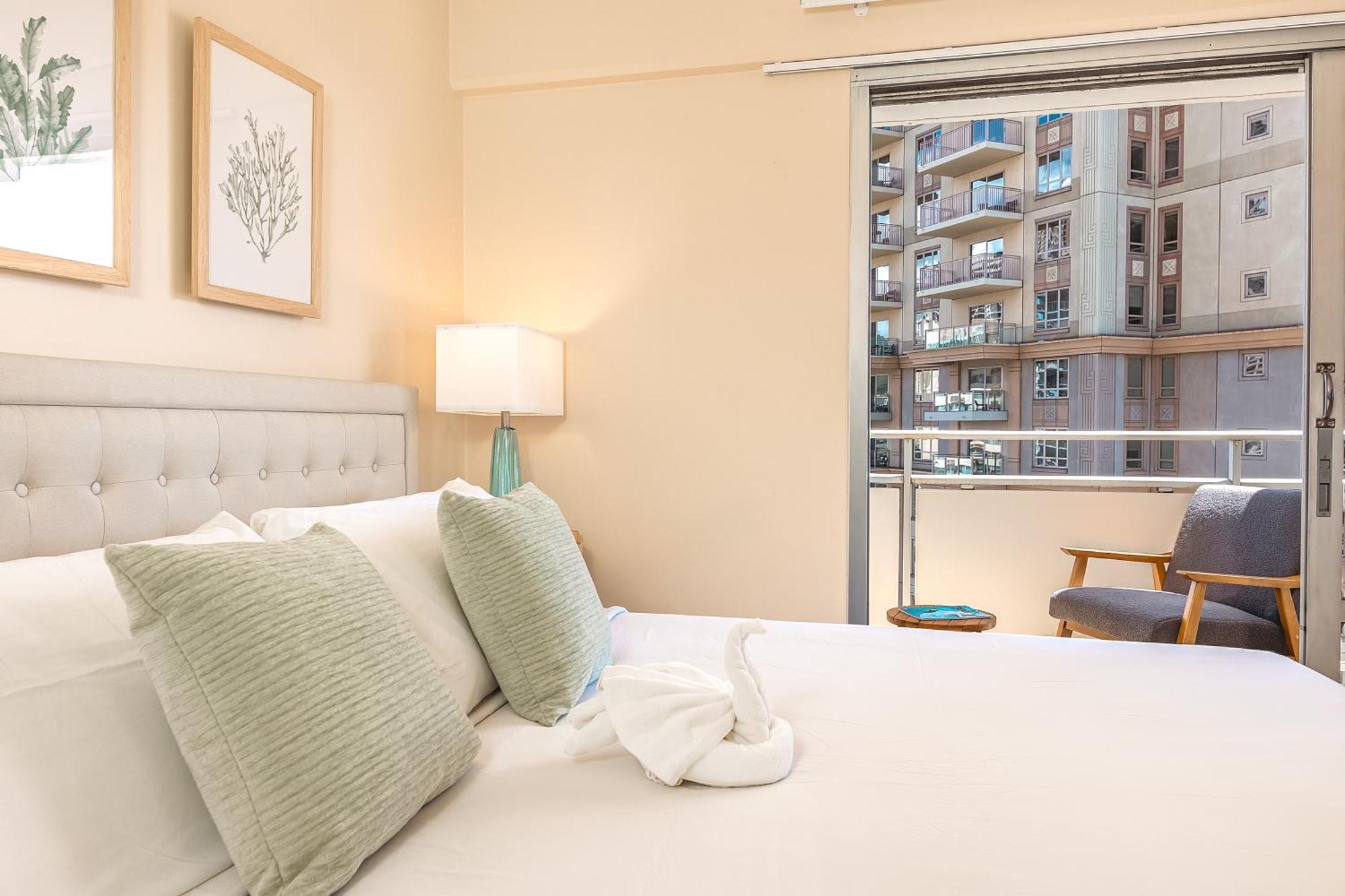 Upscale 2br & 2ba Ocean View In Waikiki With Parking!