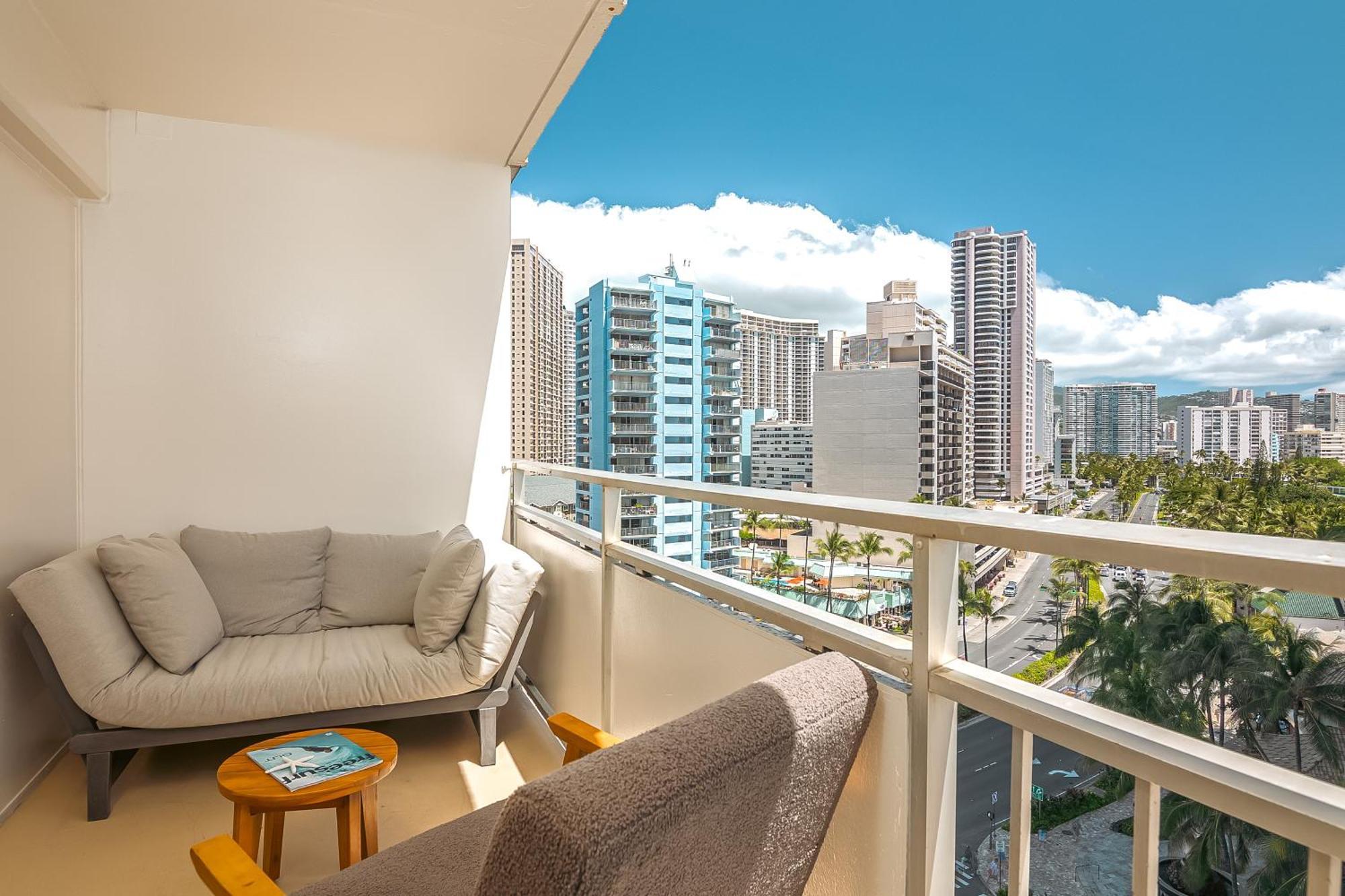 Apartment Upscale 2br & 2ba Ocean View In Waikiki With Parking!