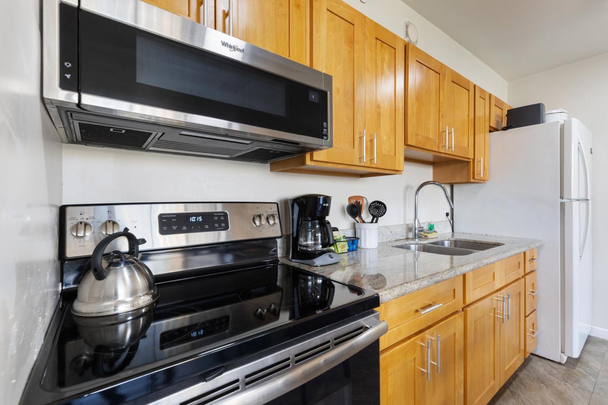 Light & Airy 8th Floor Ocean View With Lanai Honolulu