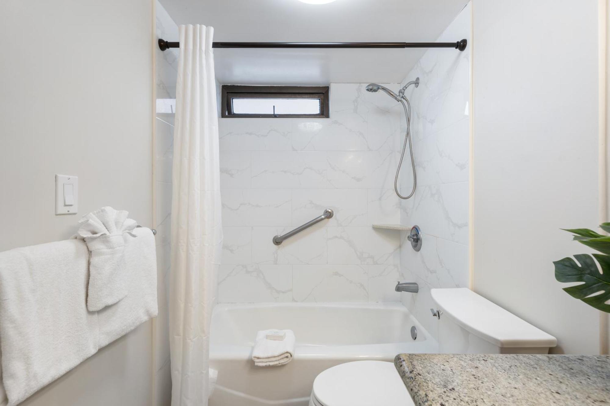 Light & Airy 8th Floor Ocean View With Lanai Apartment Honolulu