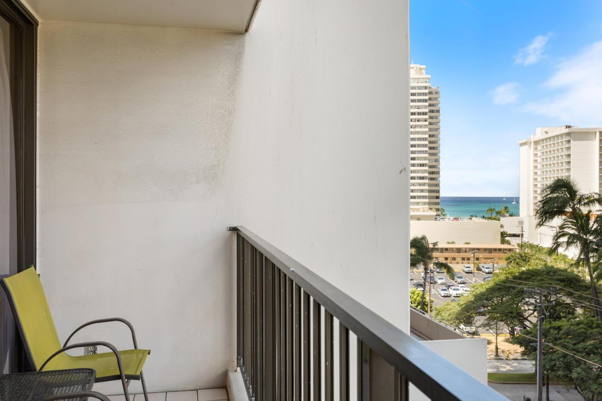 Light & Airy 8th Floor Ocean View With Lanai Apartment