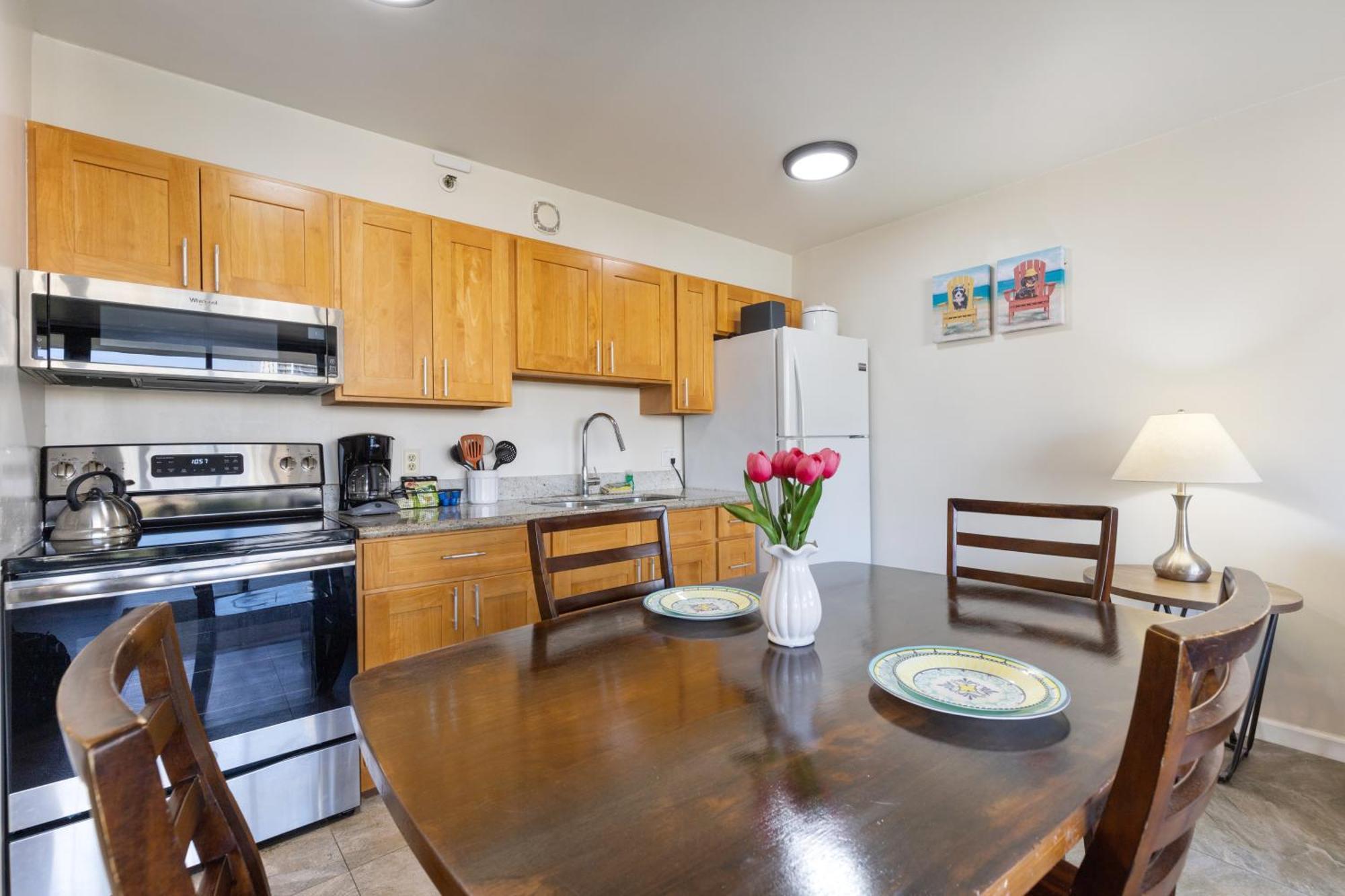 Light & Airy 8th Floor Ocean View With Lanai Apartment