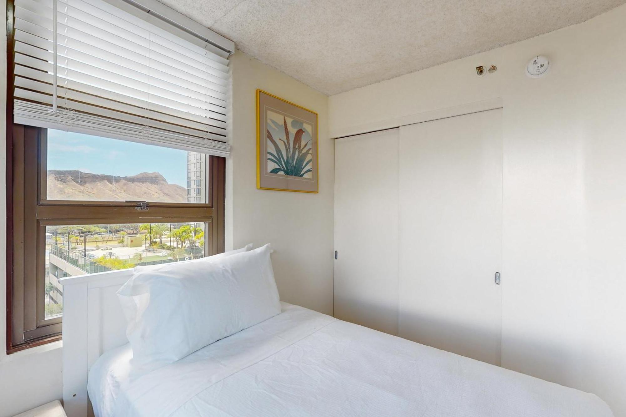Waikiki Banyan 913 *