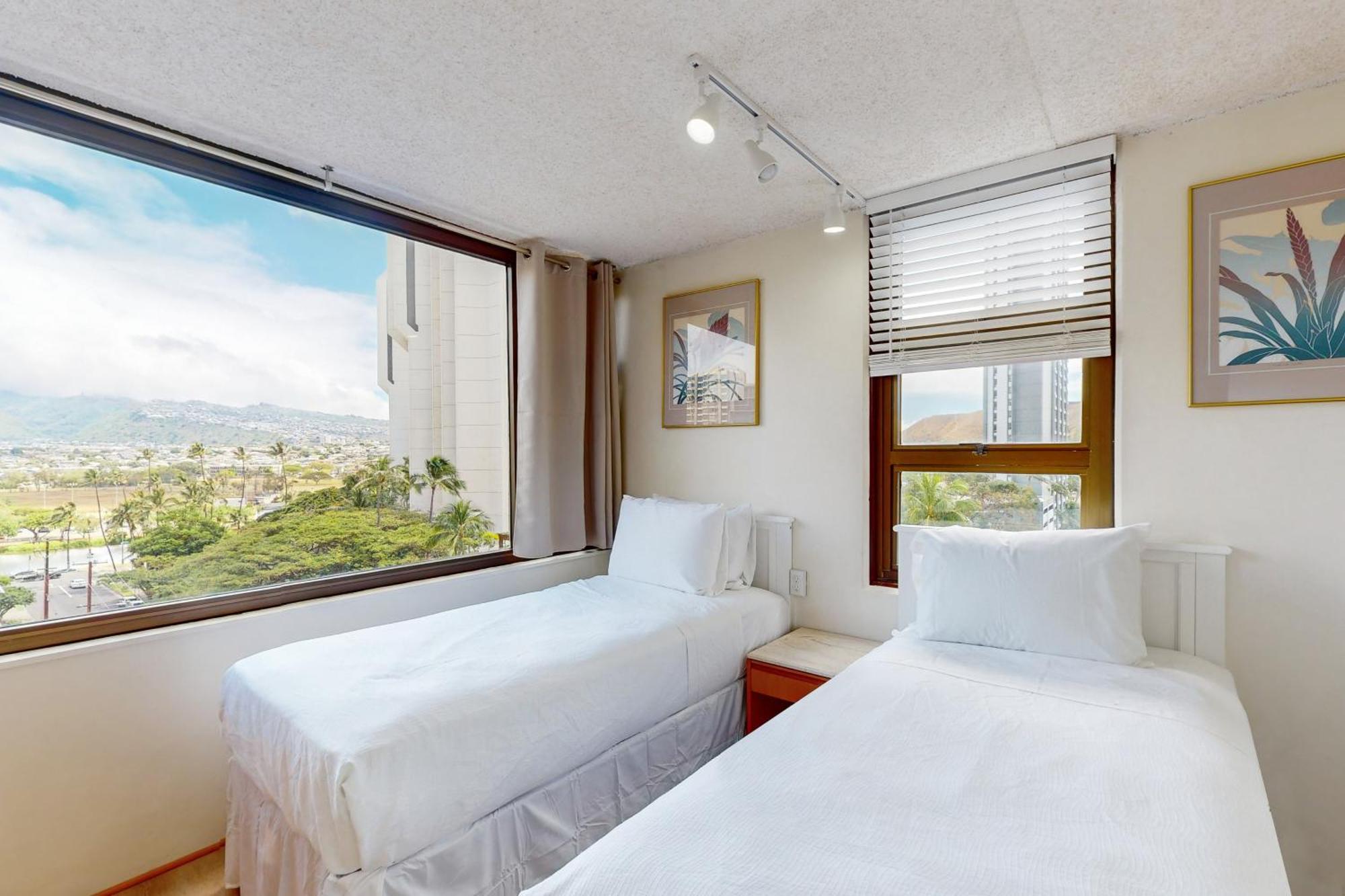 Waikiki Banyan 913